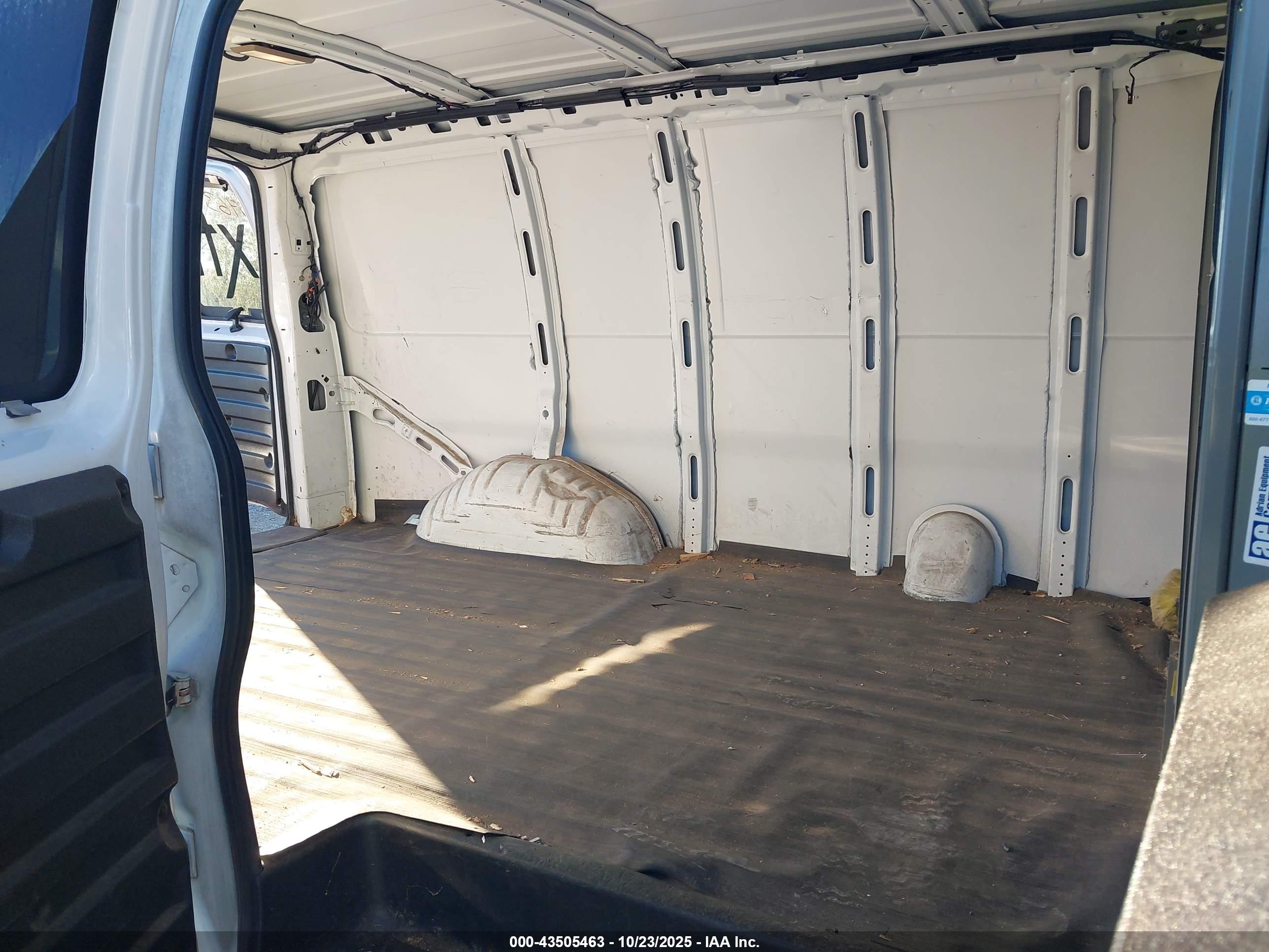 CHEVROLET EXPRESS image 8