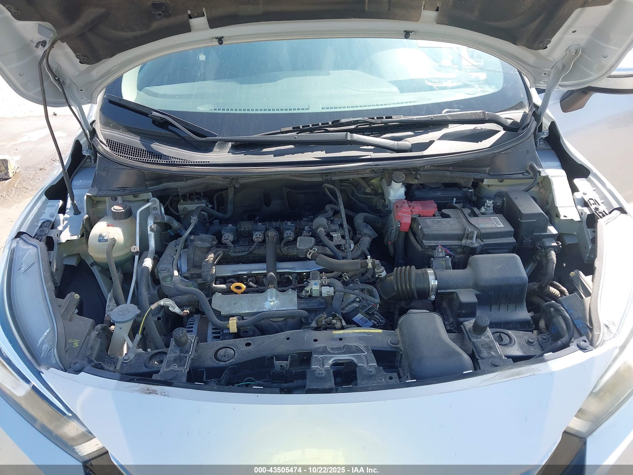 NISSAN VERSA image 10