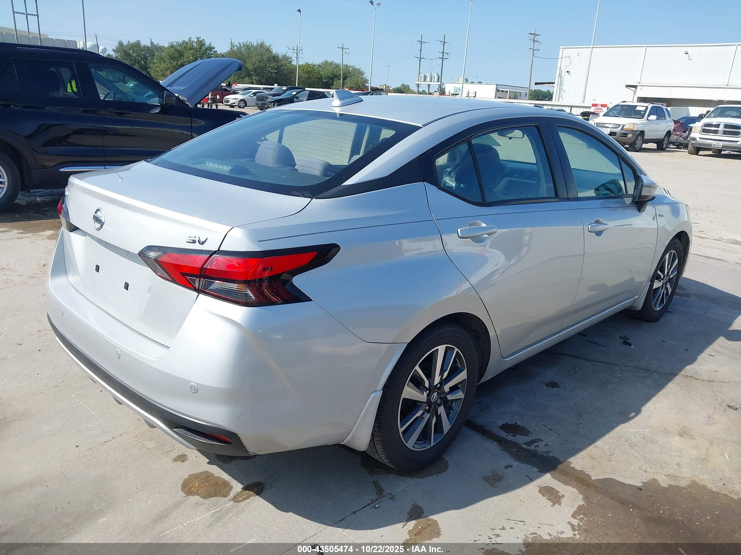 NISSAN VERSA image 4