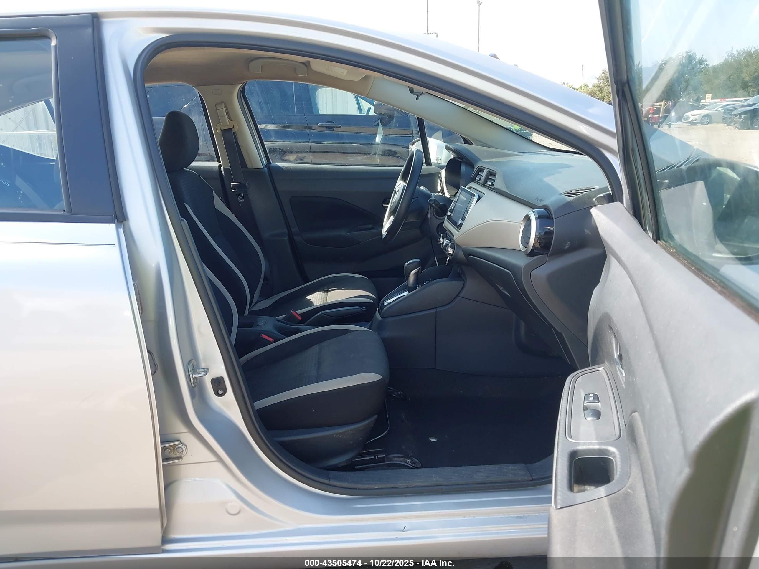 NISSAN VERSA image 5