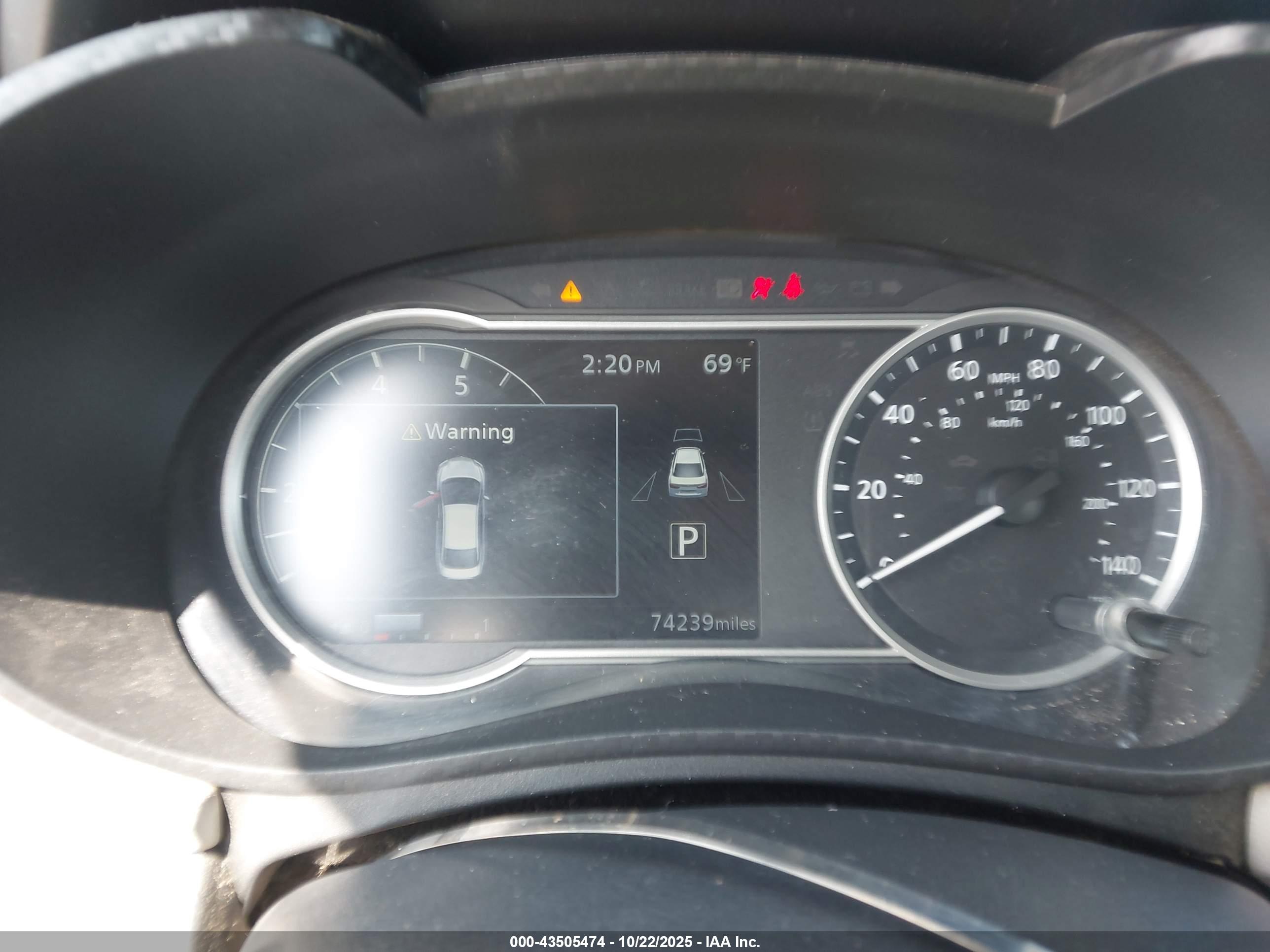 NISSAN VERSA image 7