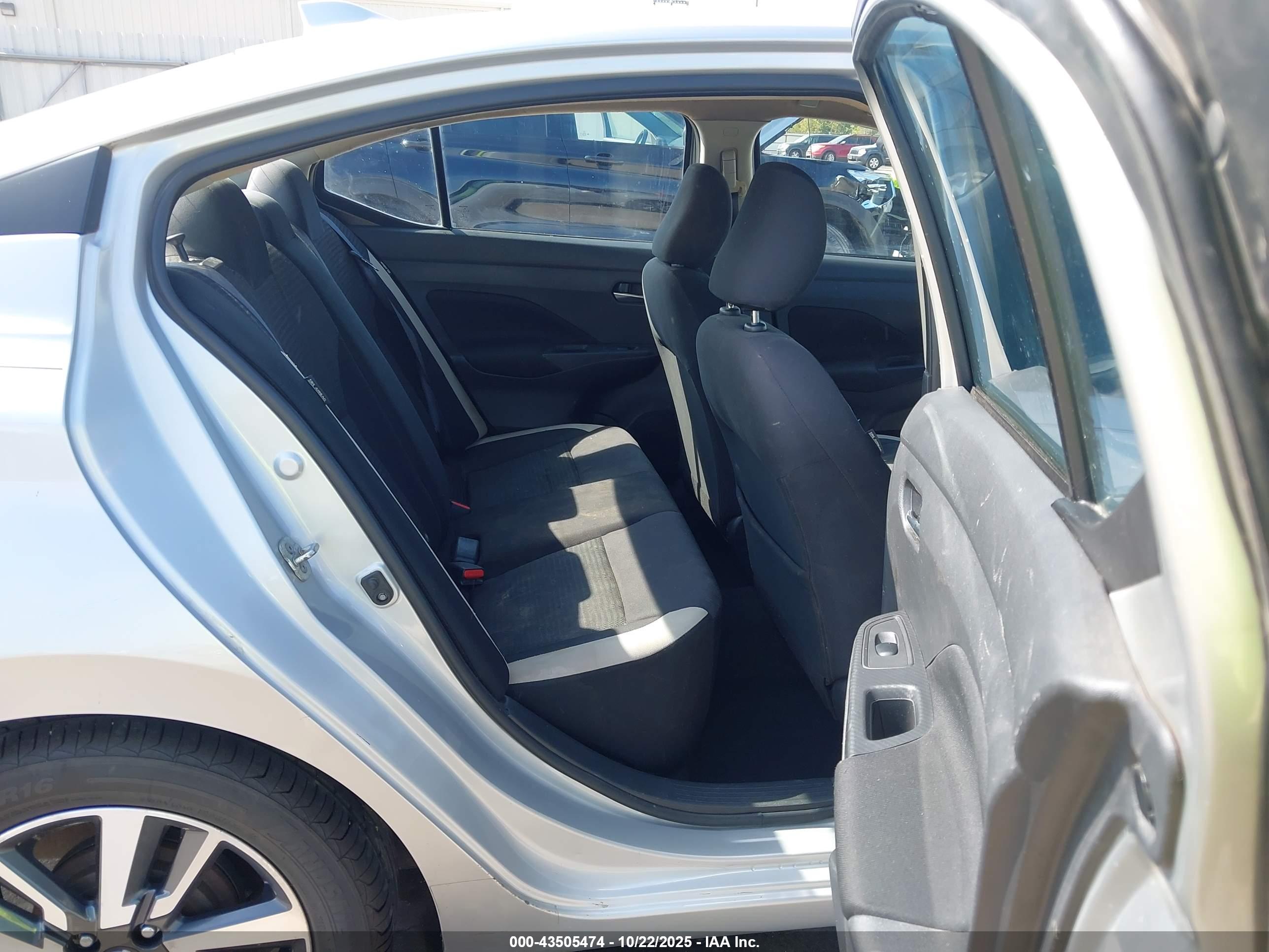 NISSAN VERSA image 8