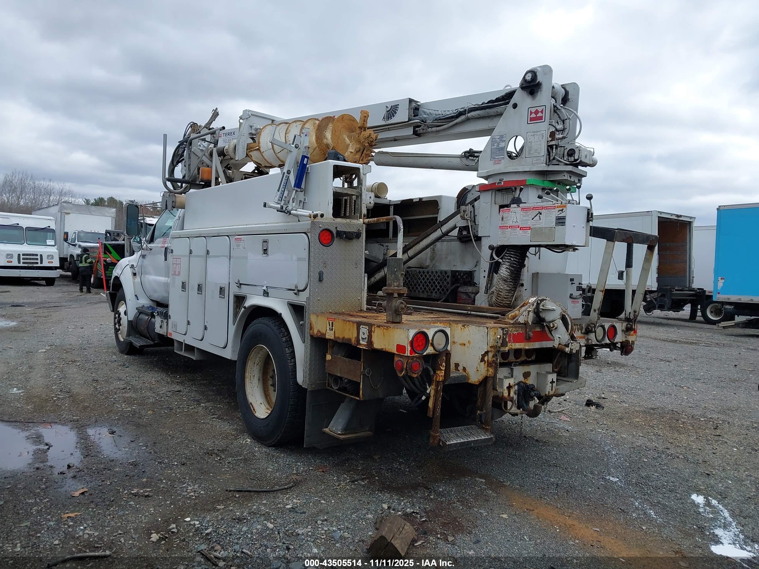 FORD F-750 image 3