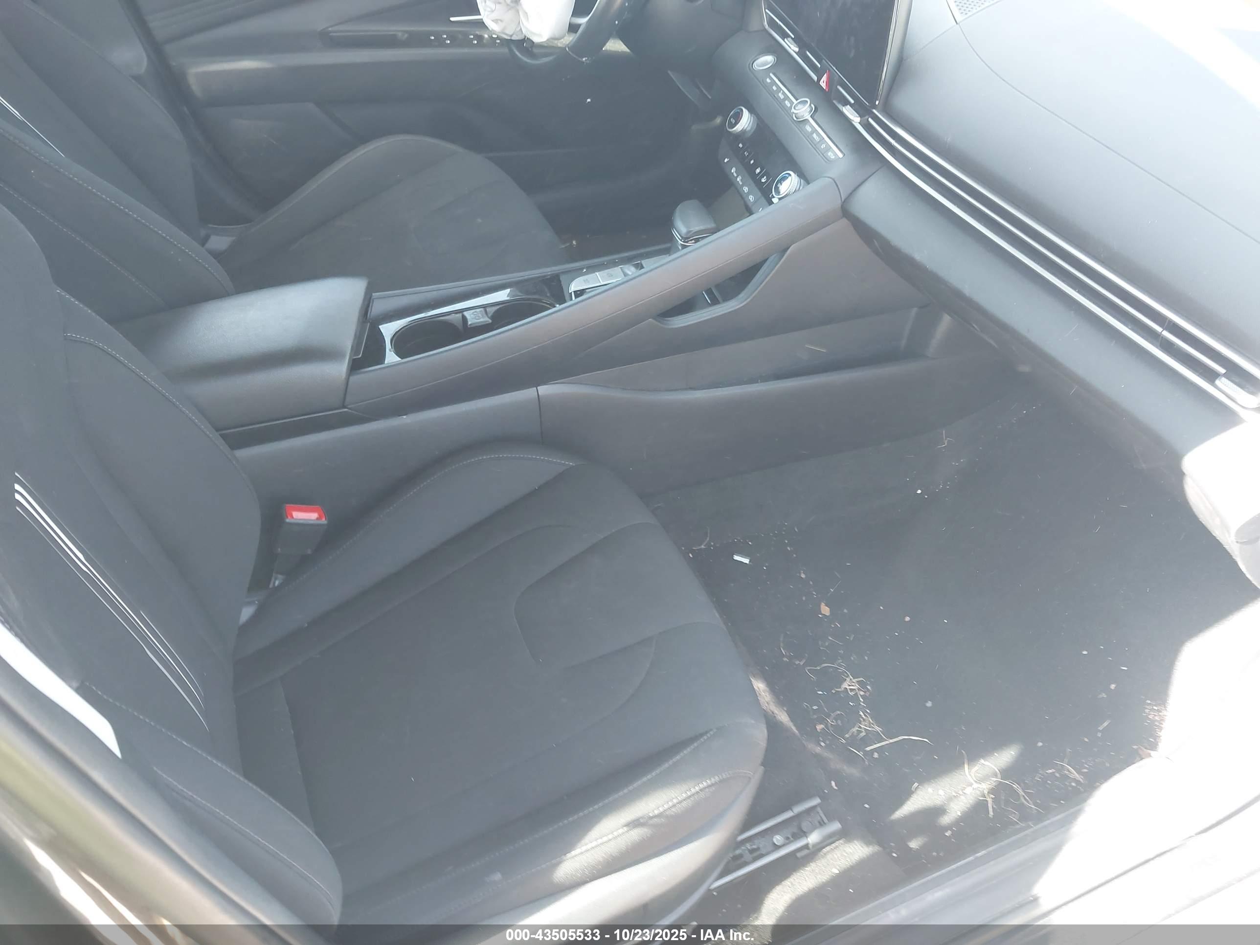 HYUNDAI ELANTRA image 5