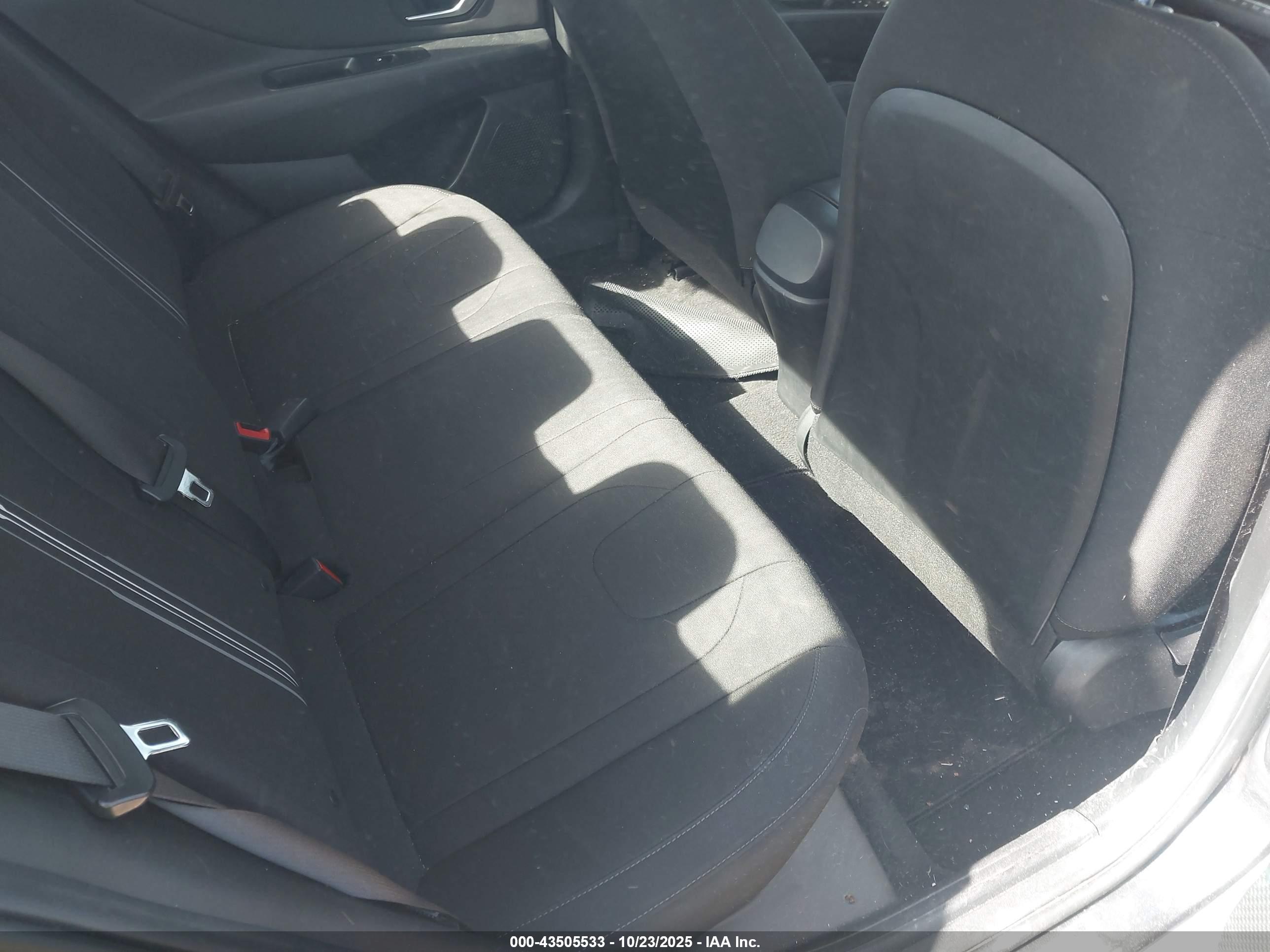 HYUNDAI ELANTRA image 8