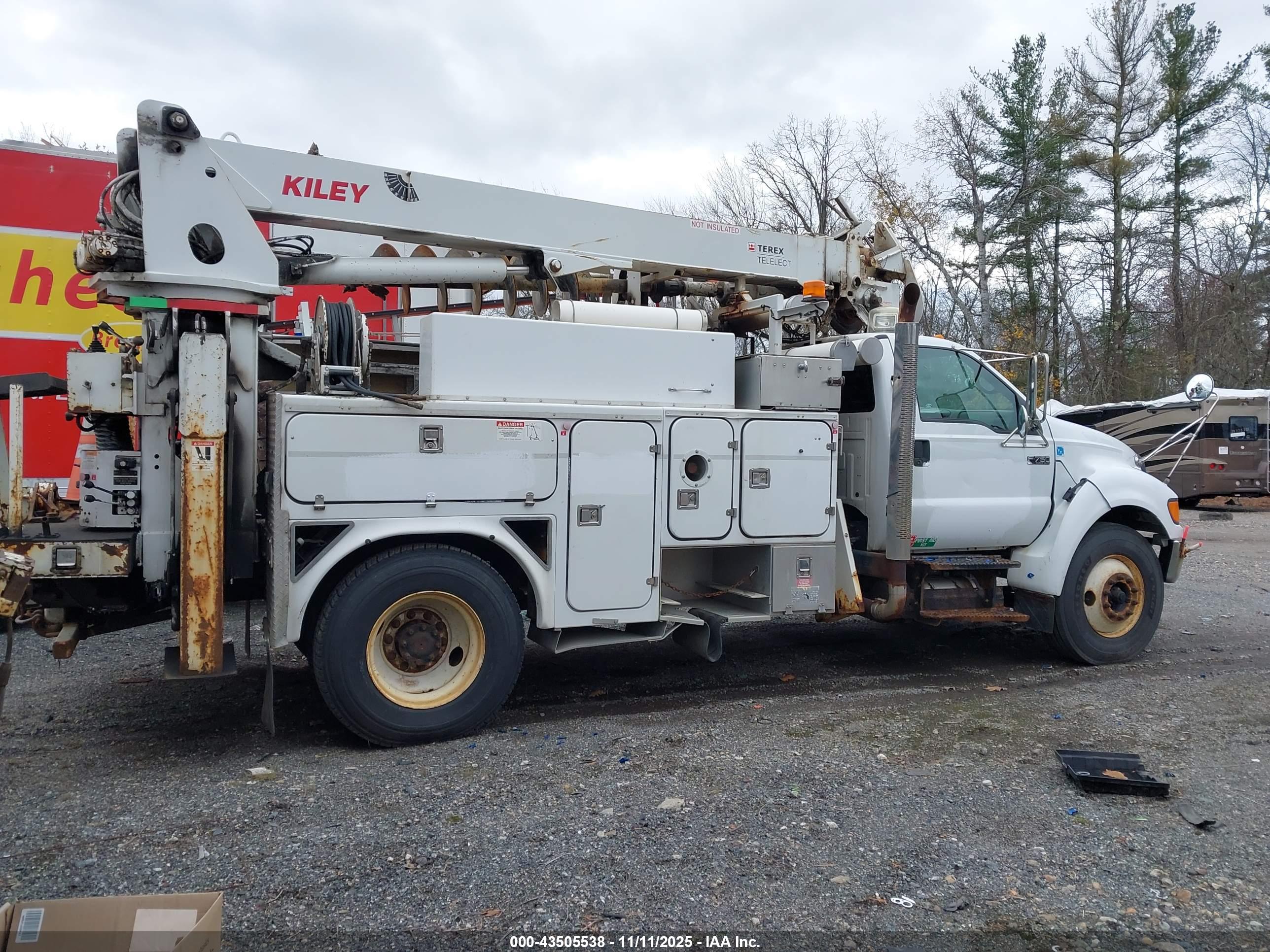 FORD F-750 image 4