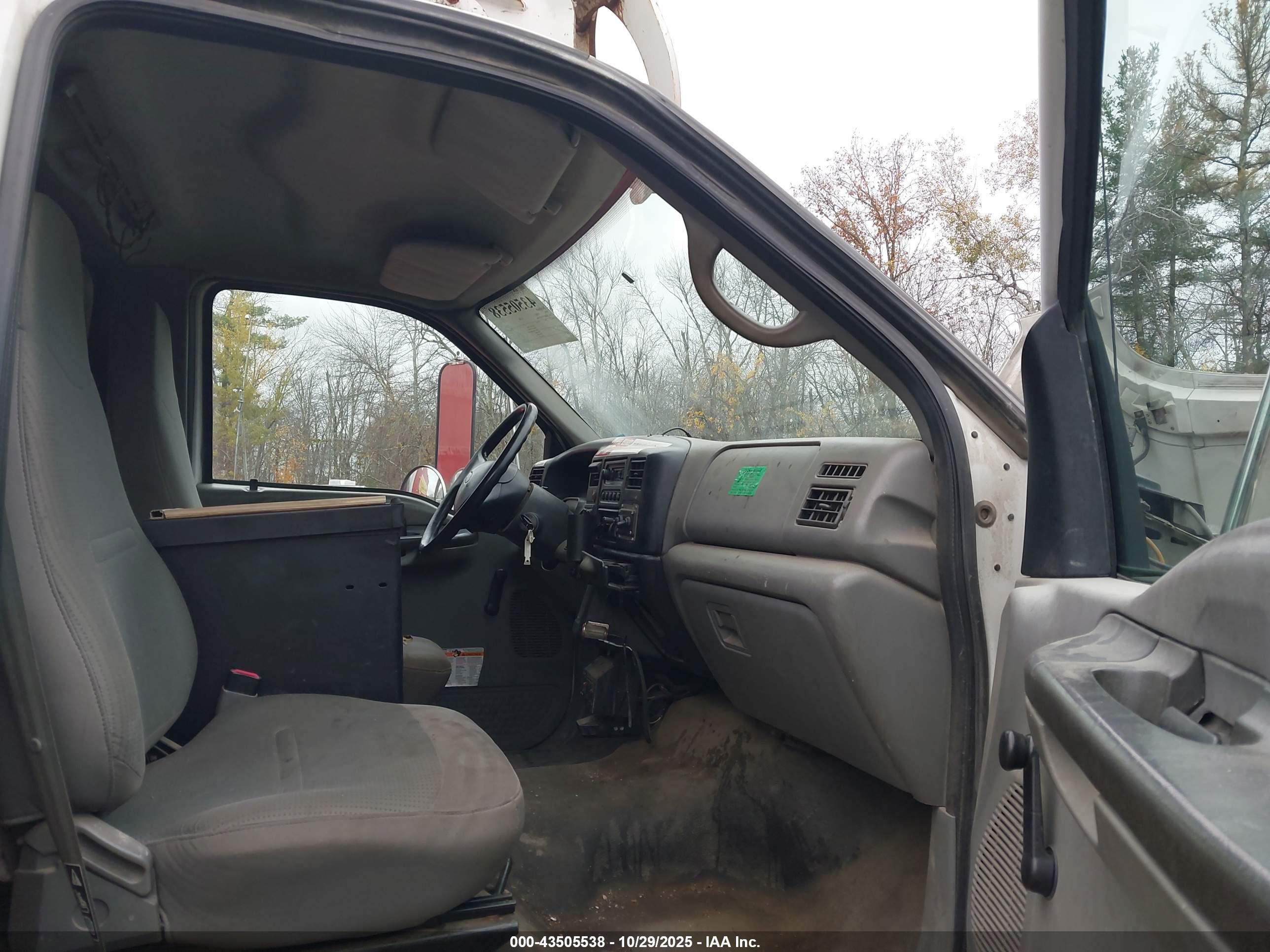 FORD F-750 image 8