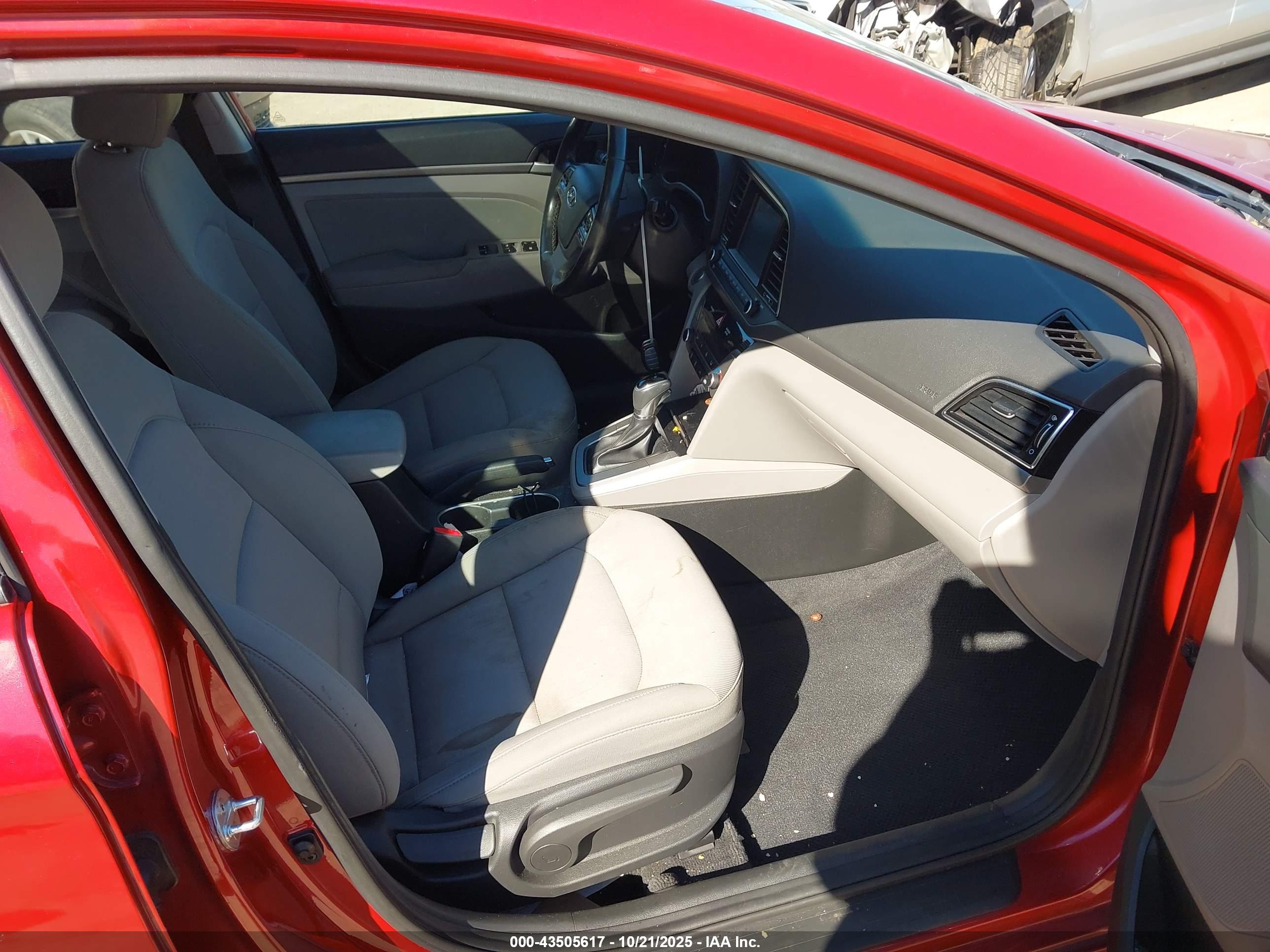HYUNDAI ELANTRA image 5