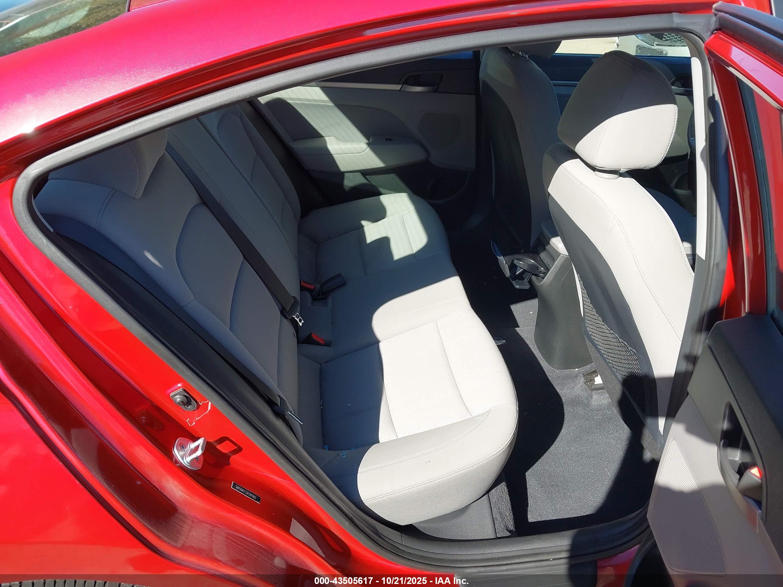 HYUNDAI ELANTRA image 8