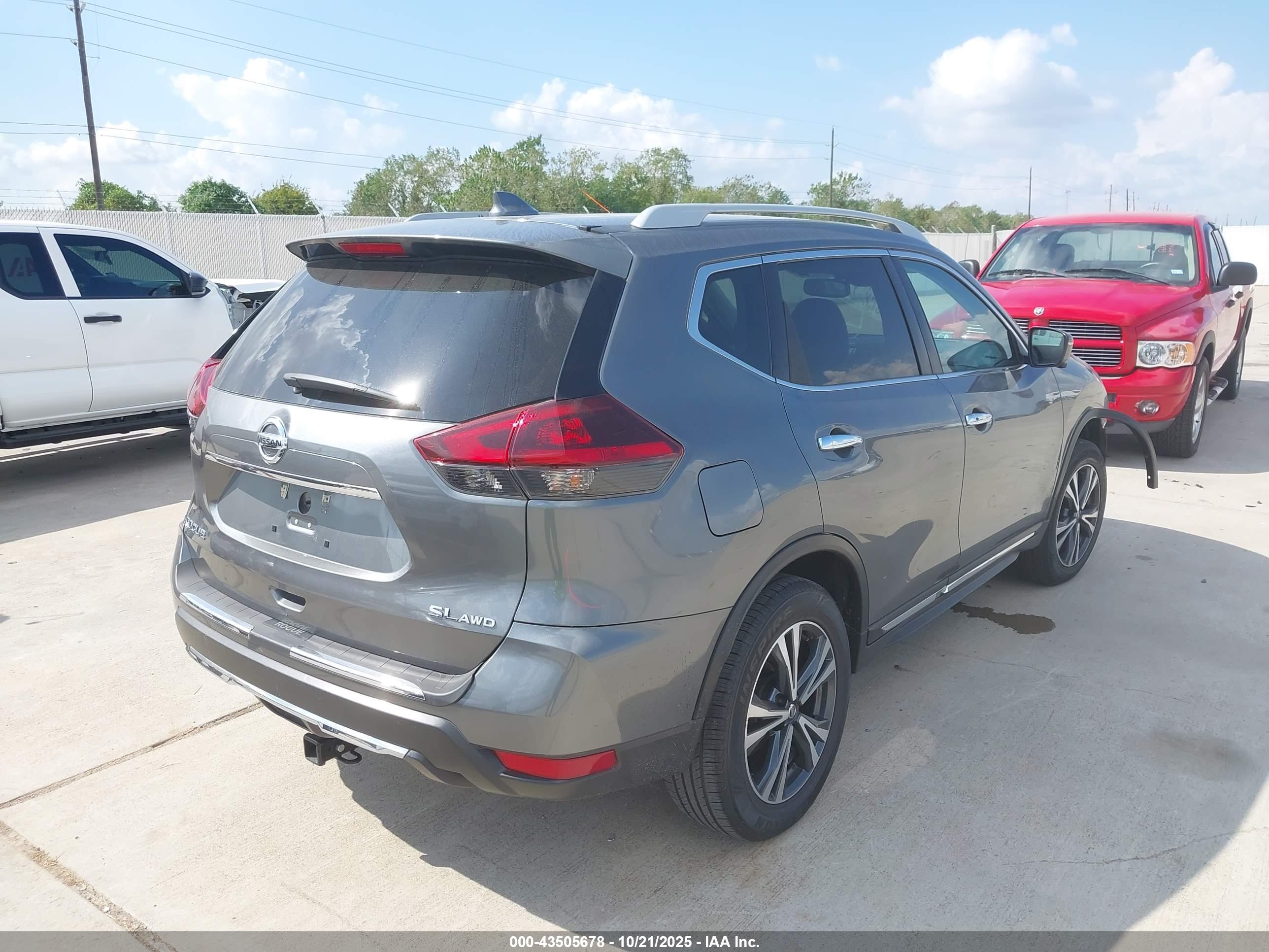 NISSAN ROGUE image 4