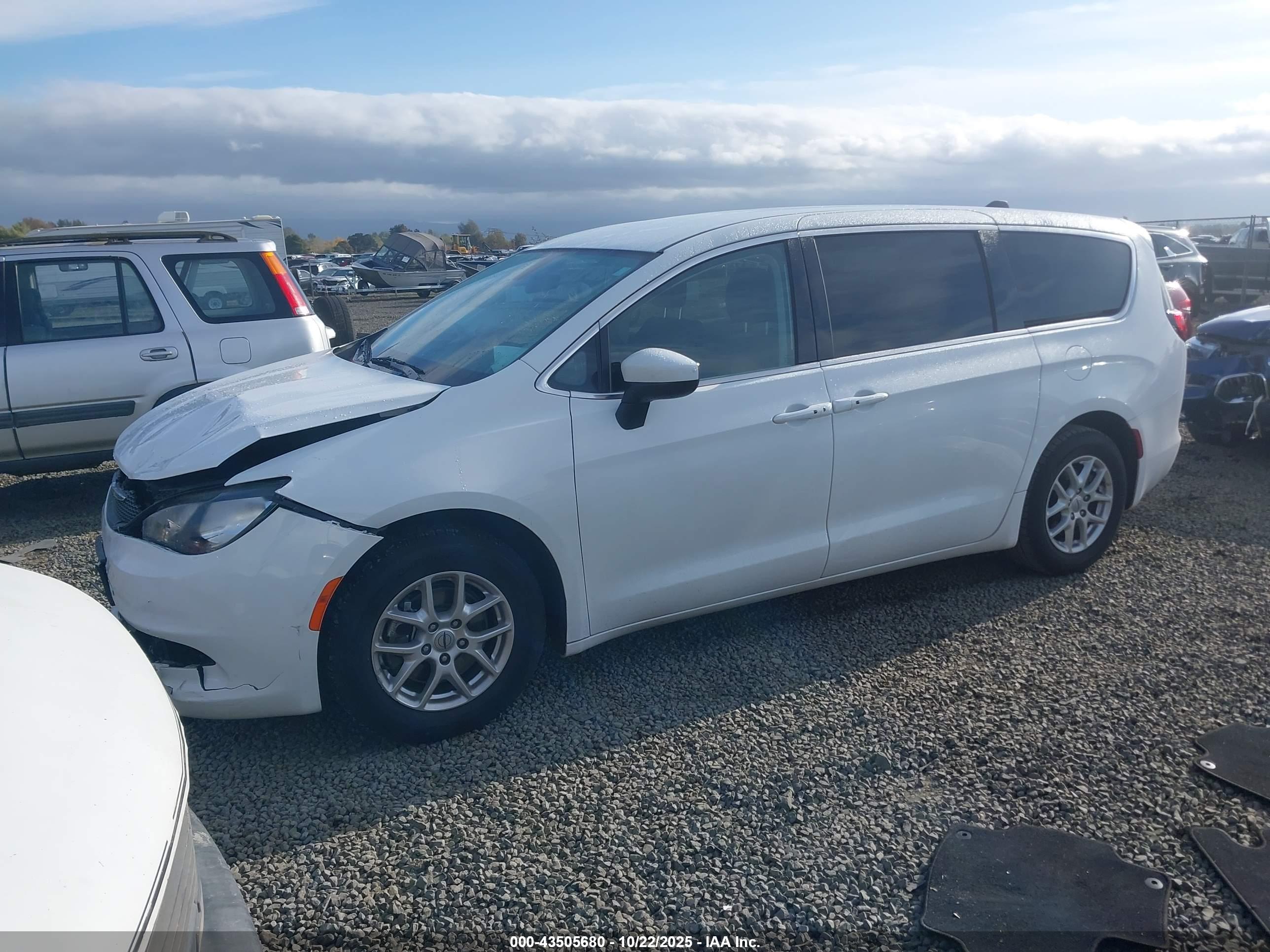 CHRYSLER VOYAGER image 2