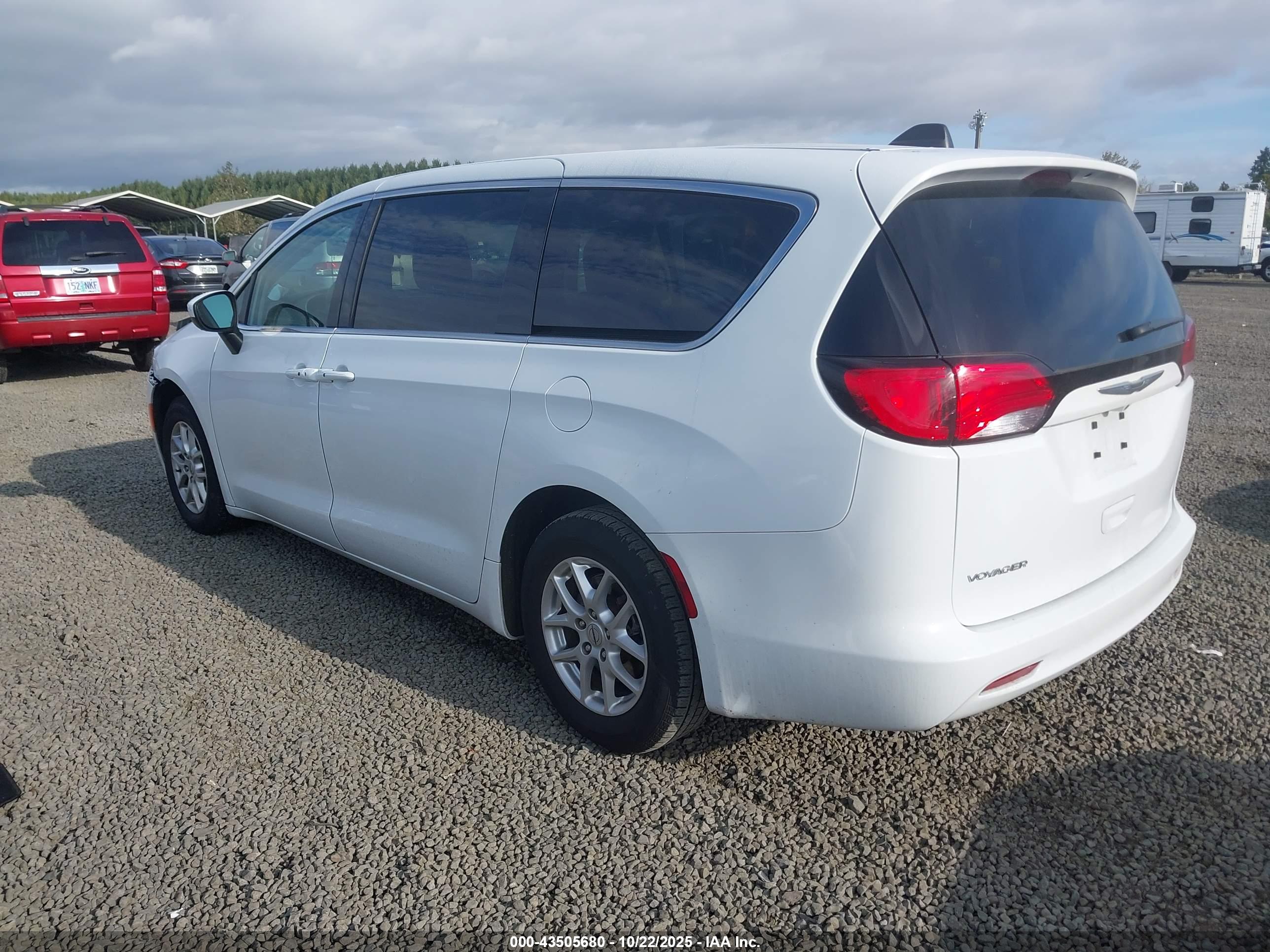CHRYSLER VOYAGER image 3