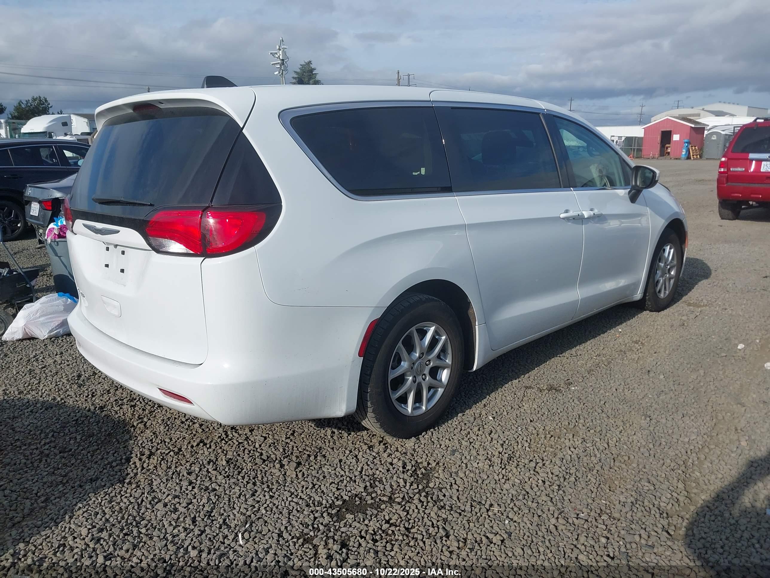 CHRYSLER VOYAGER image 4