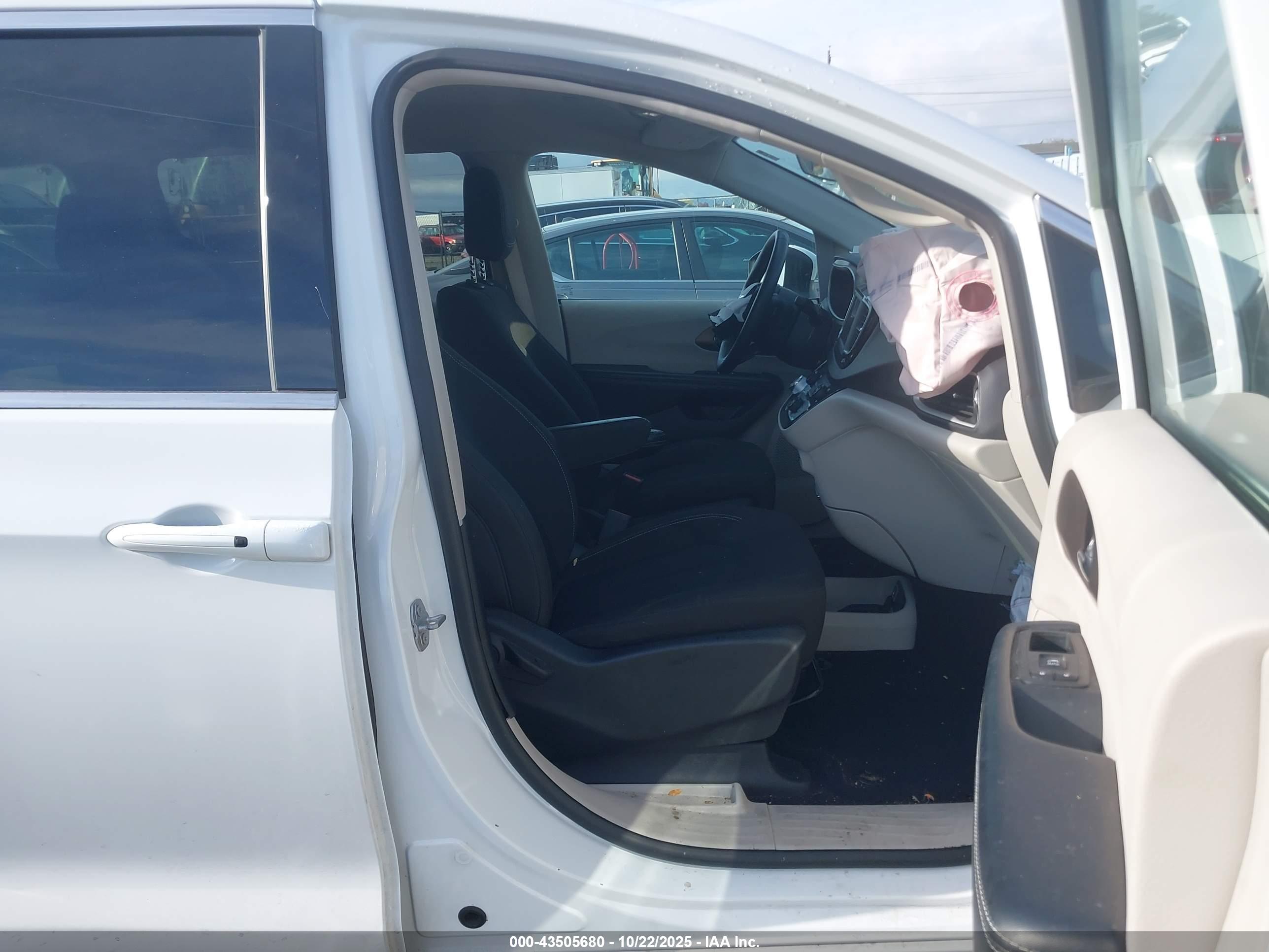 CHRYSLER VOYAGER image 5