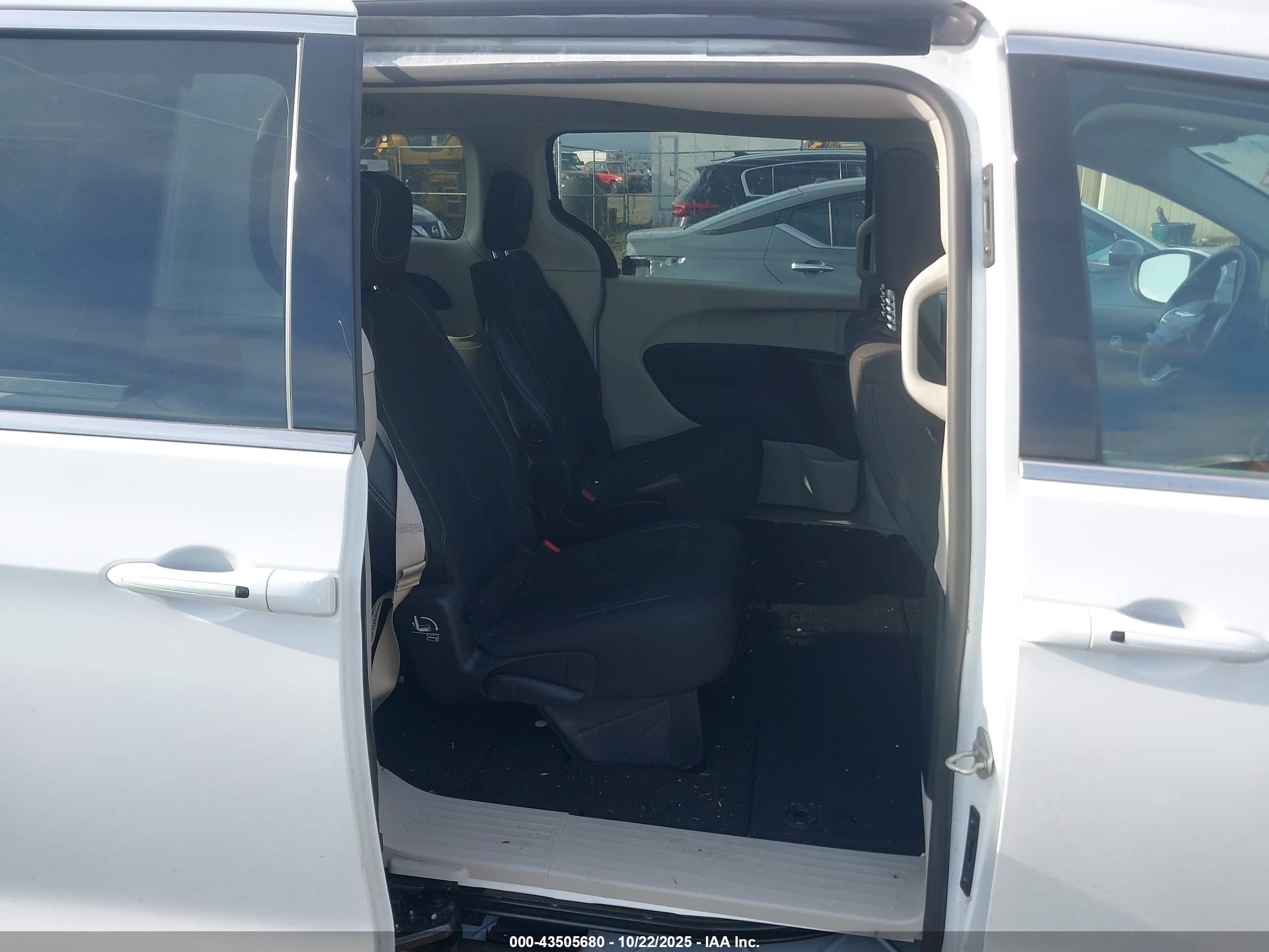 CHRYSLER VOYAGER image 8