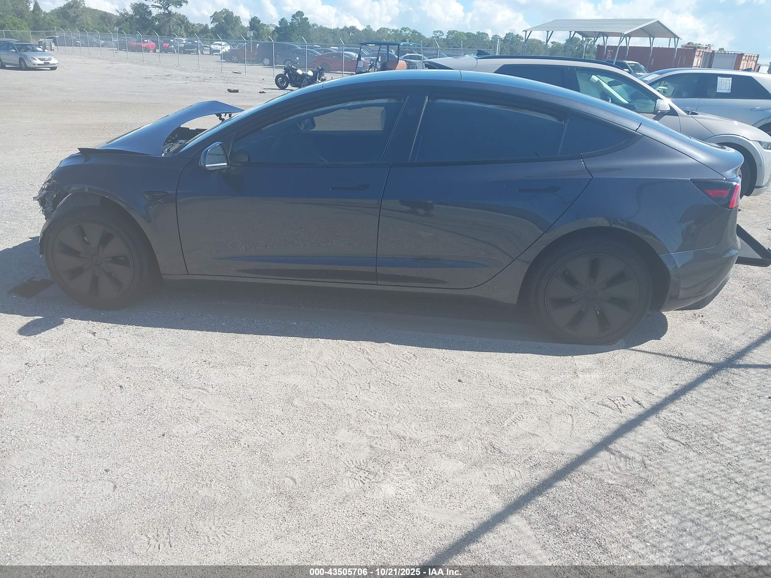 TESLA MODEL image 3