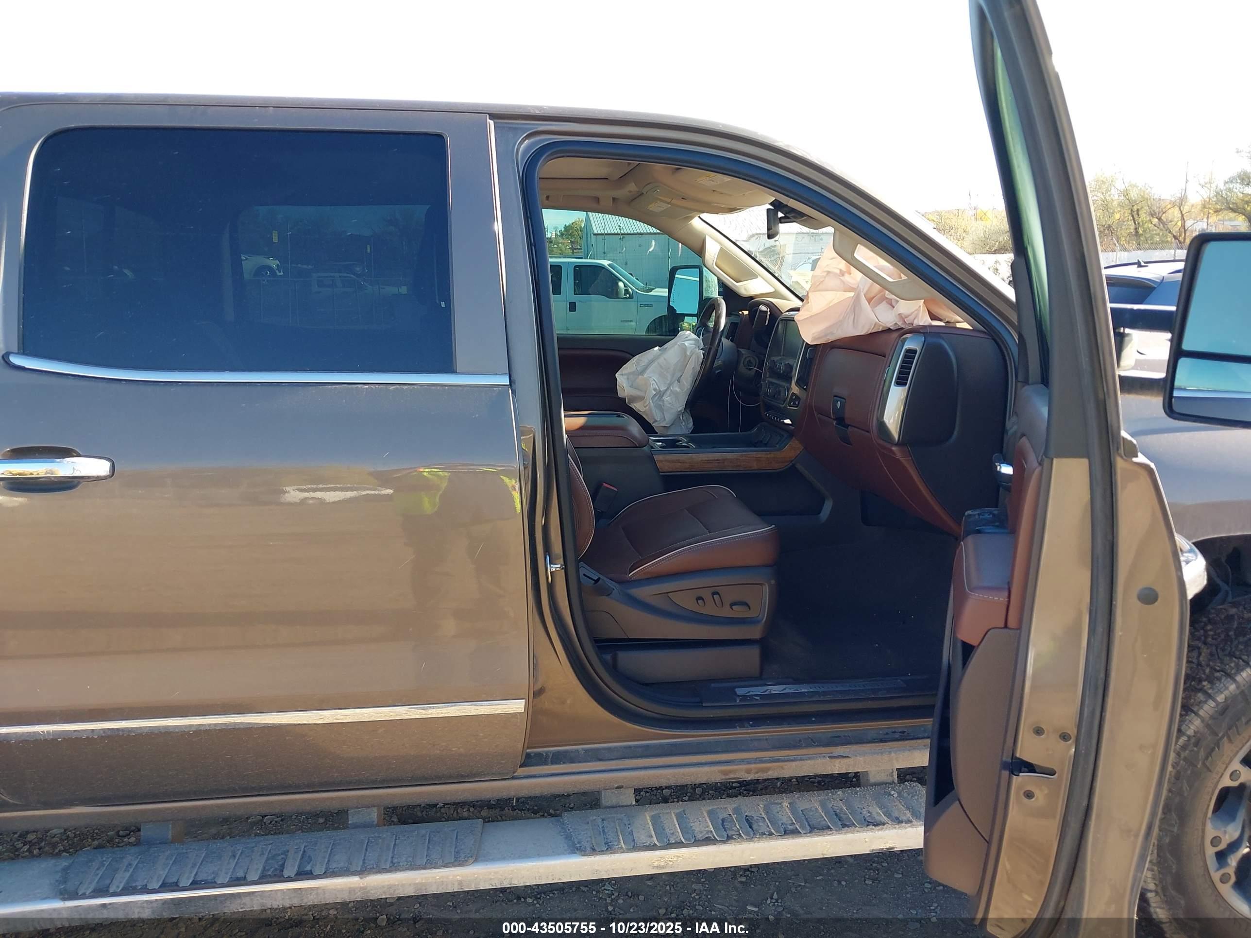 CHEVROLET SILVERADO image 5