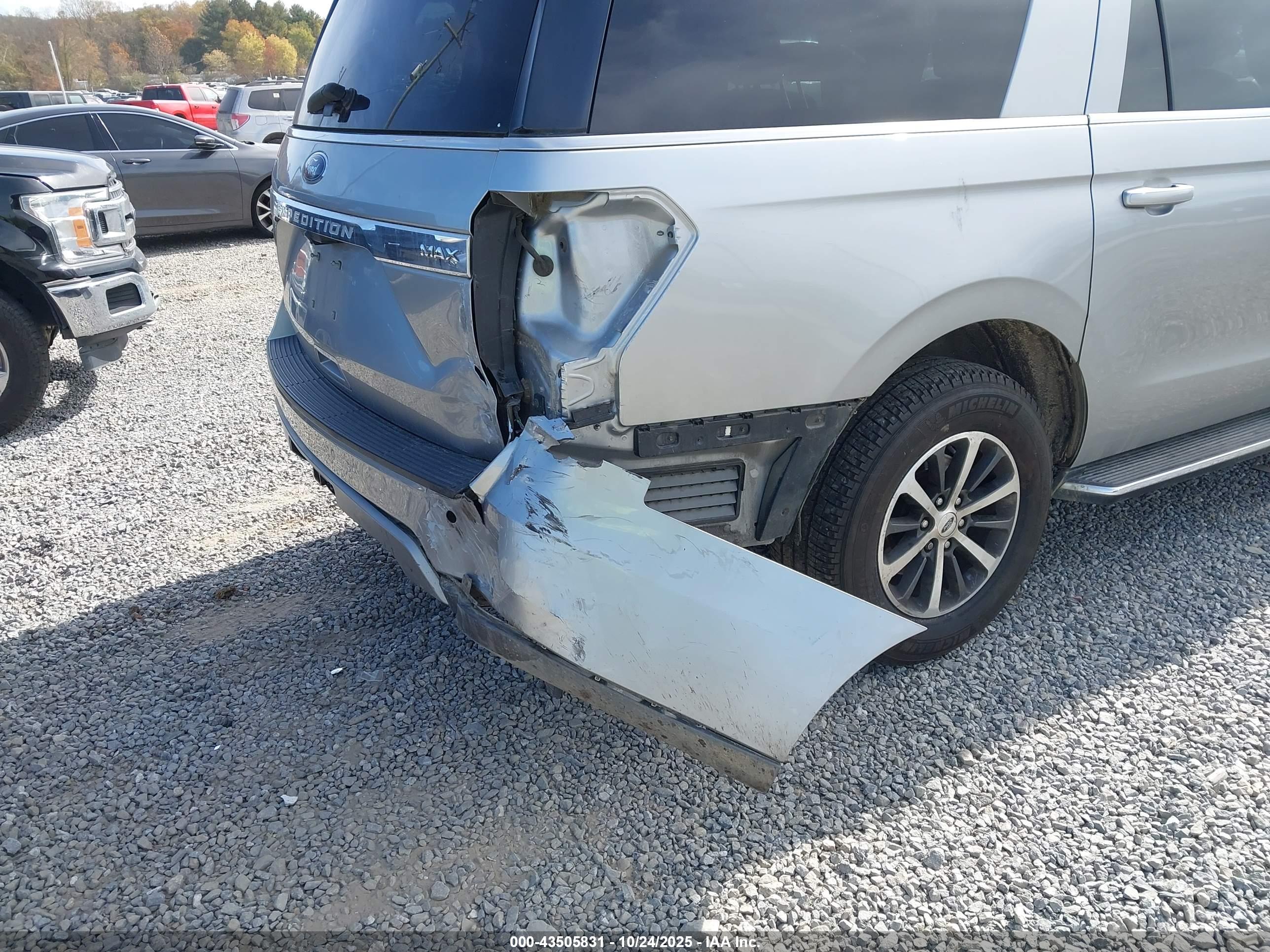 FORD EXPEDITION image 6