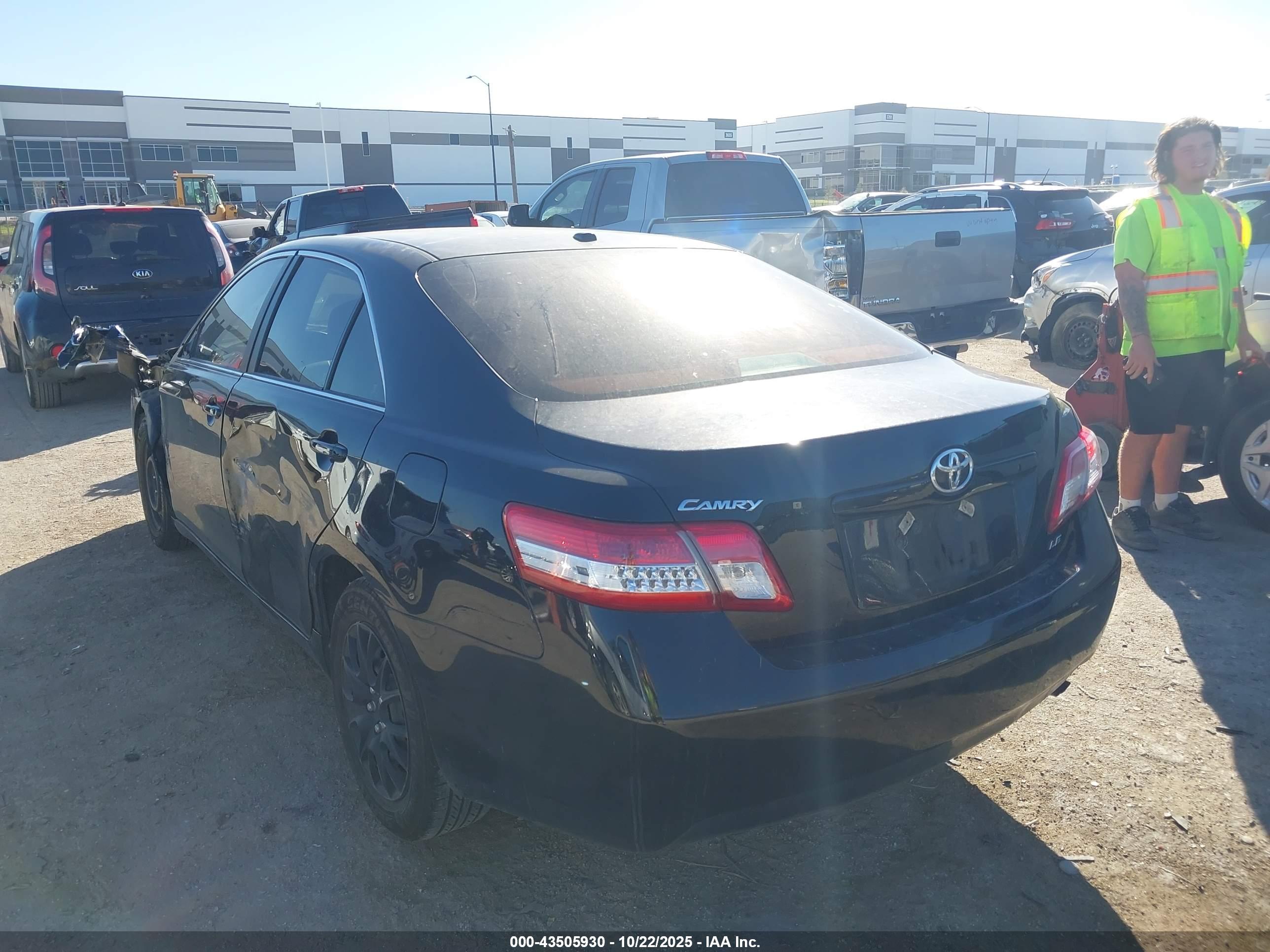 TOYOTA CAMRY image 3