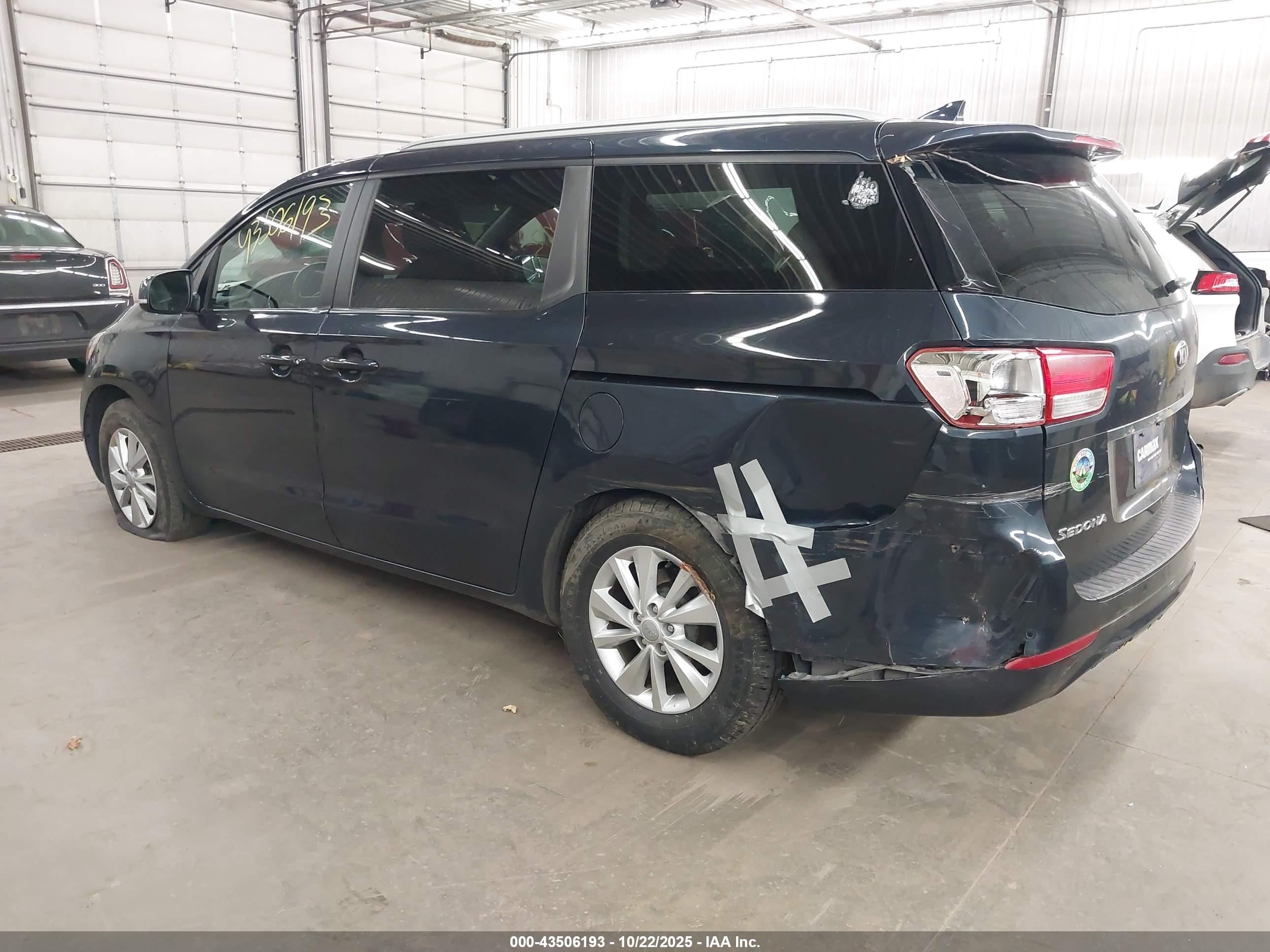 KIA SEDONA image 3