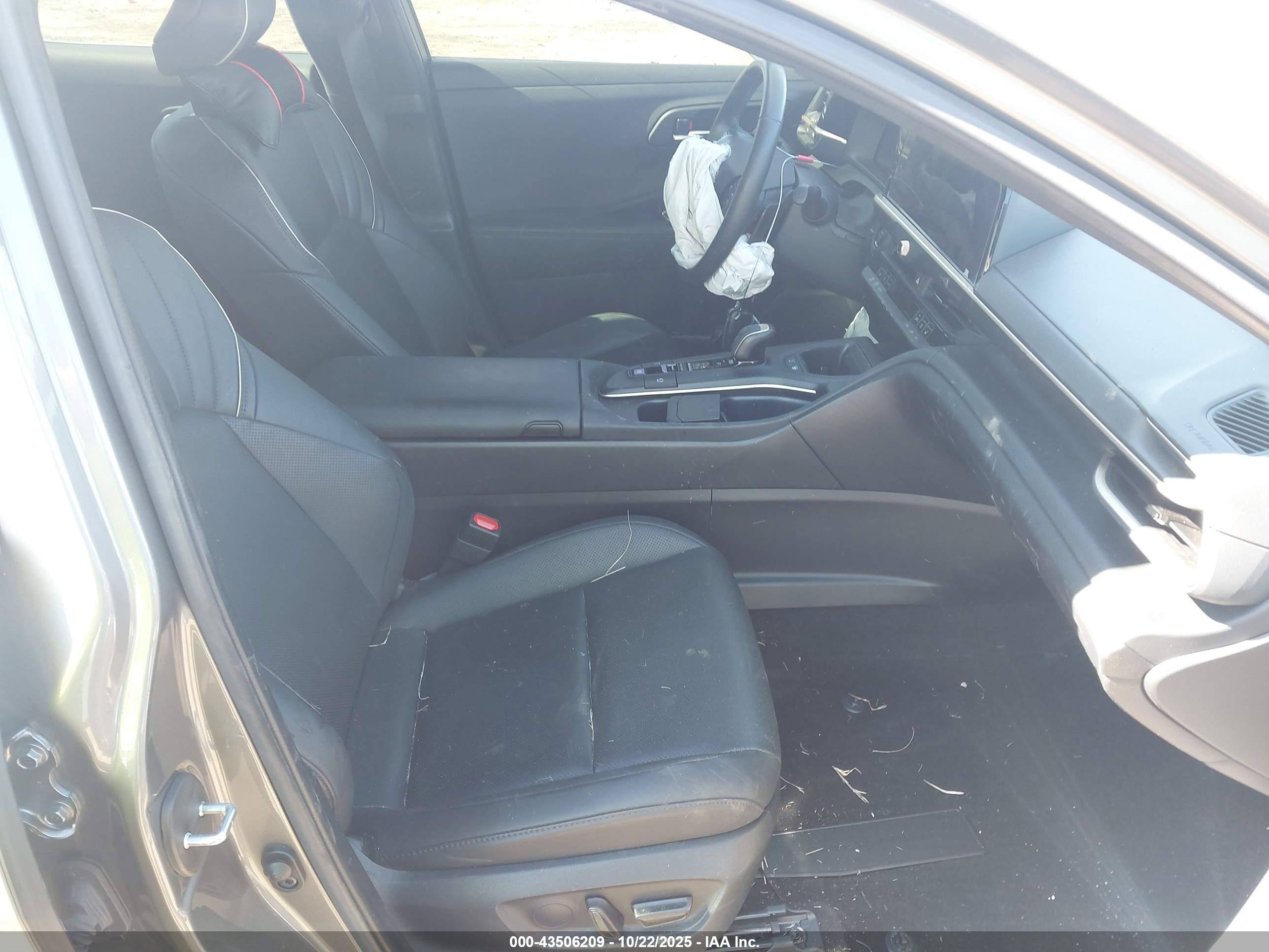 TOYOTA CROWN image 5