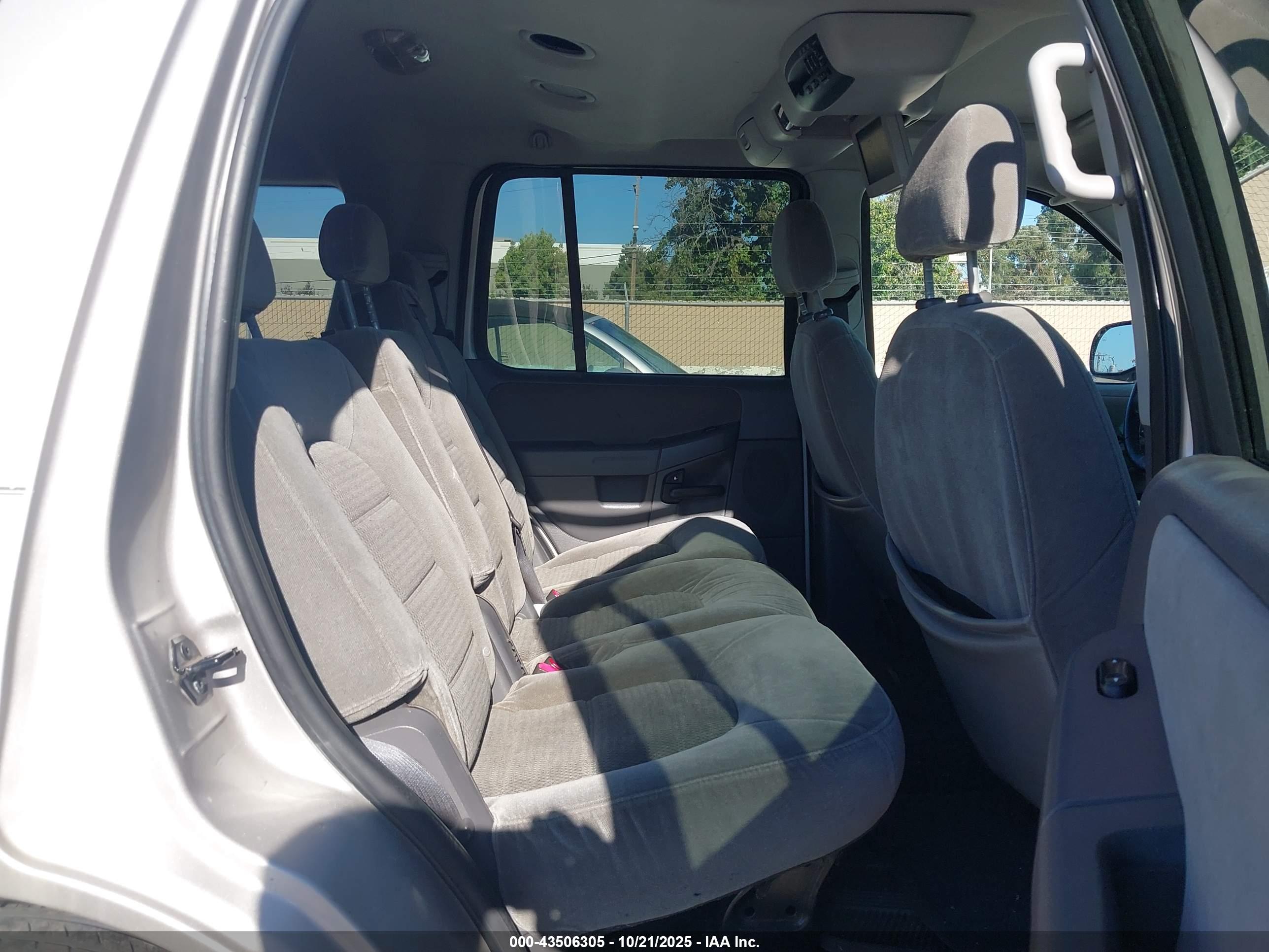 FORD EXPLORER image 8
