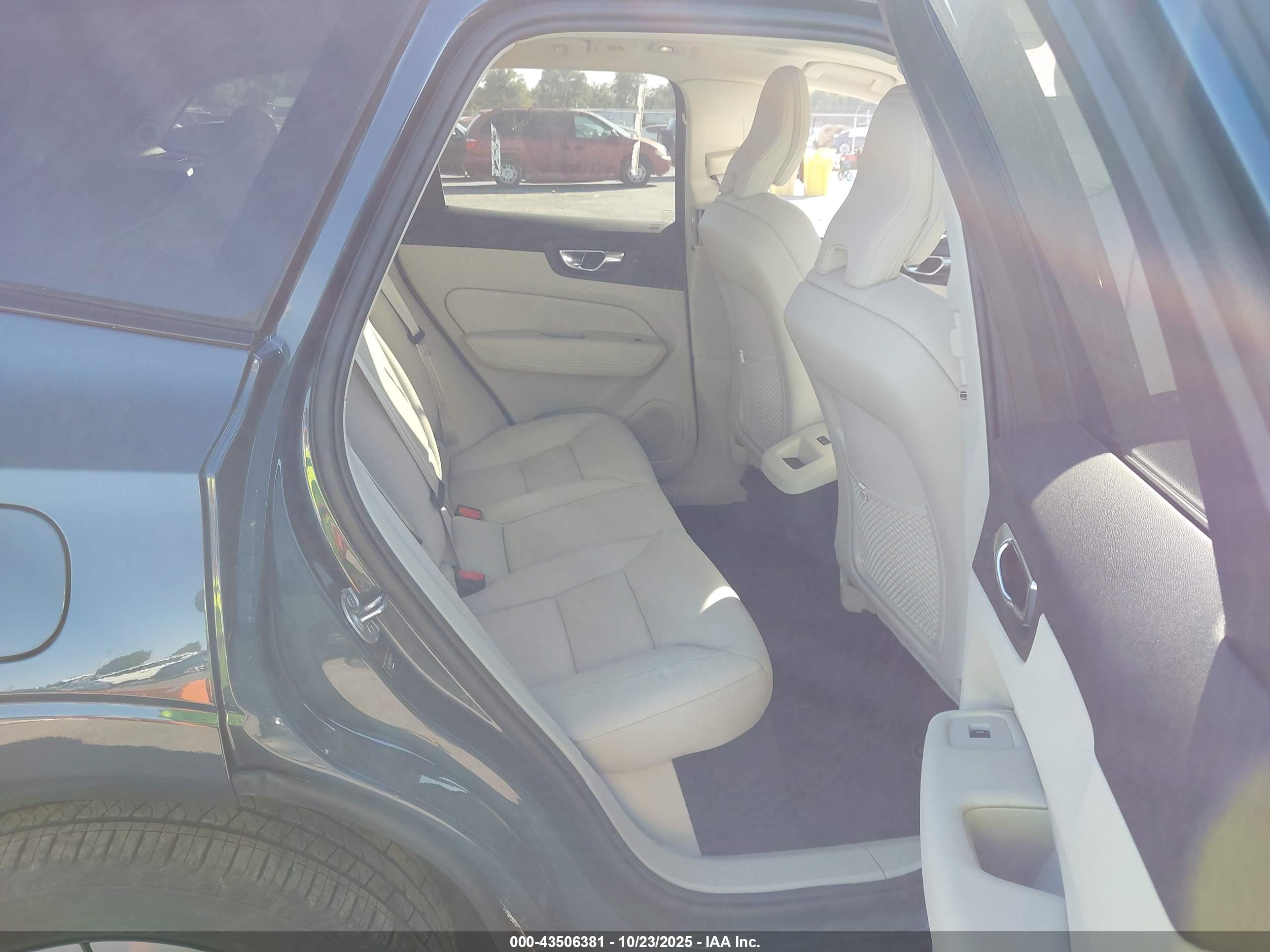 VOLVO XC60 image 8