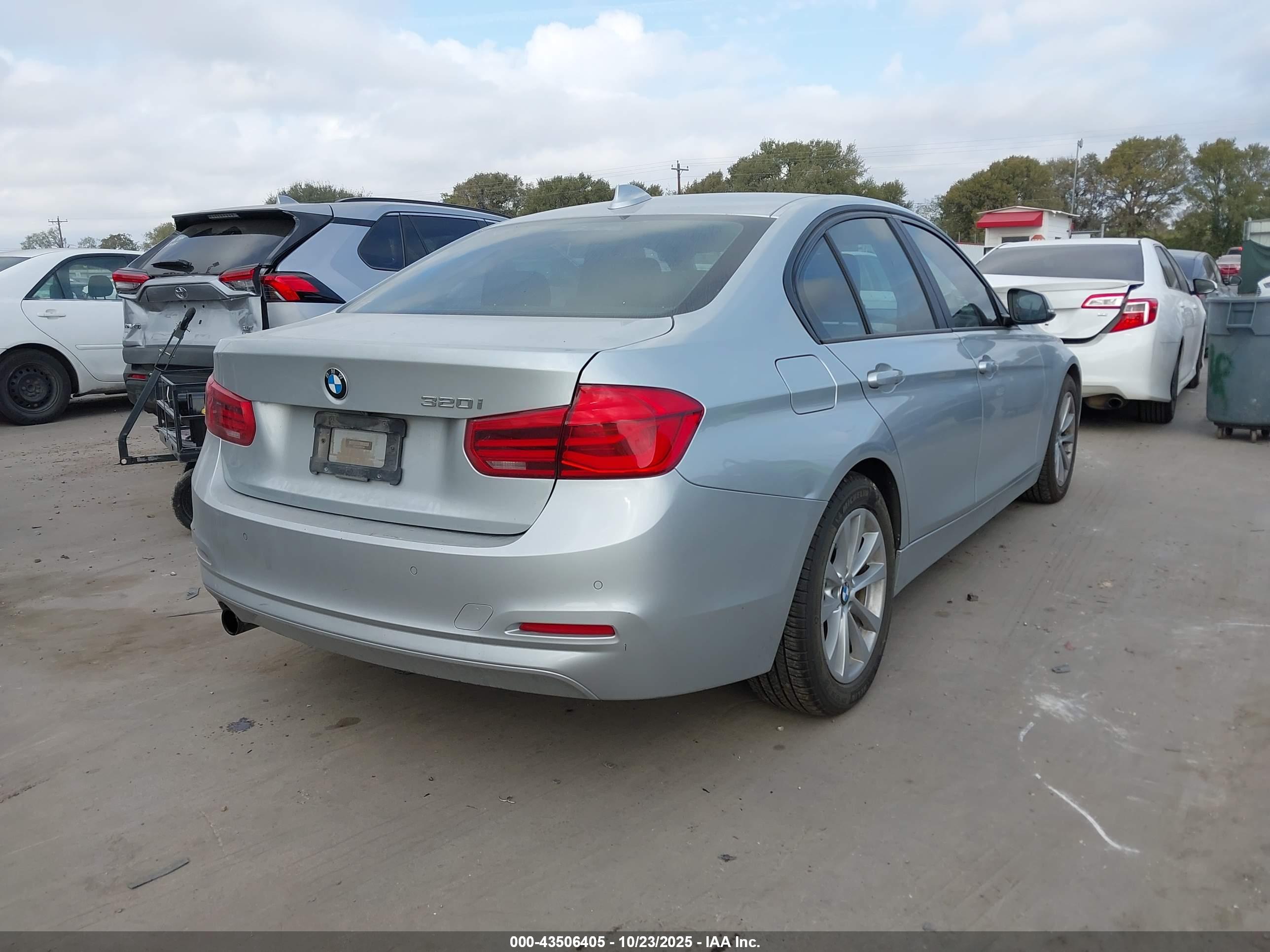 BMW 320I image 4