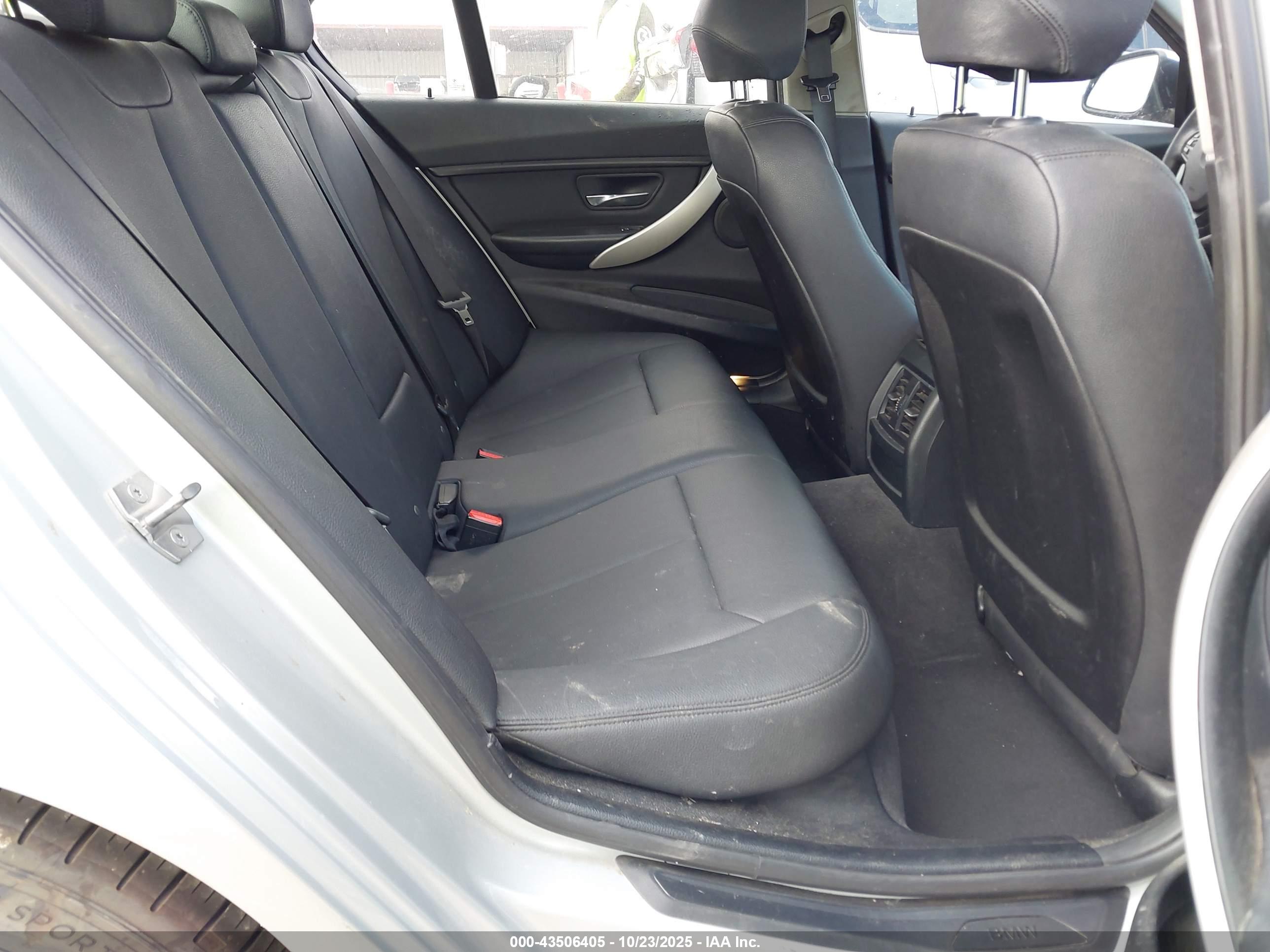 BMW 320I image 8