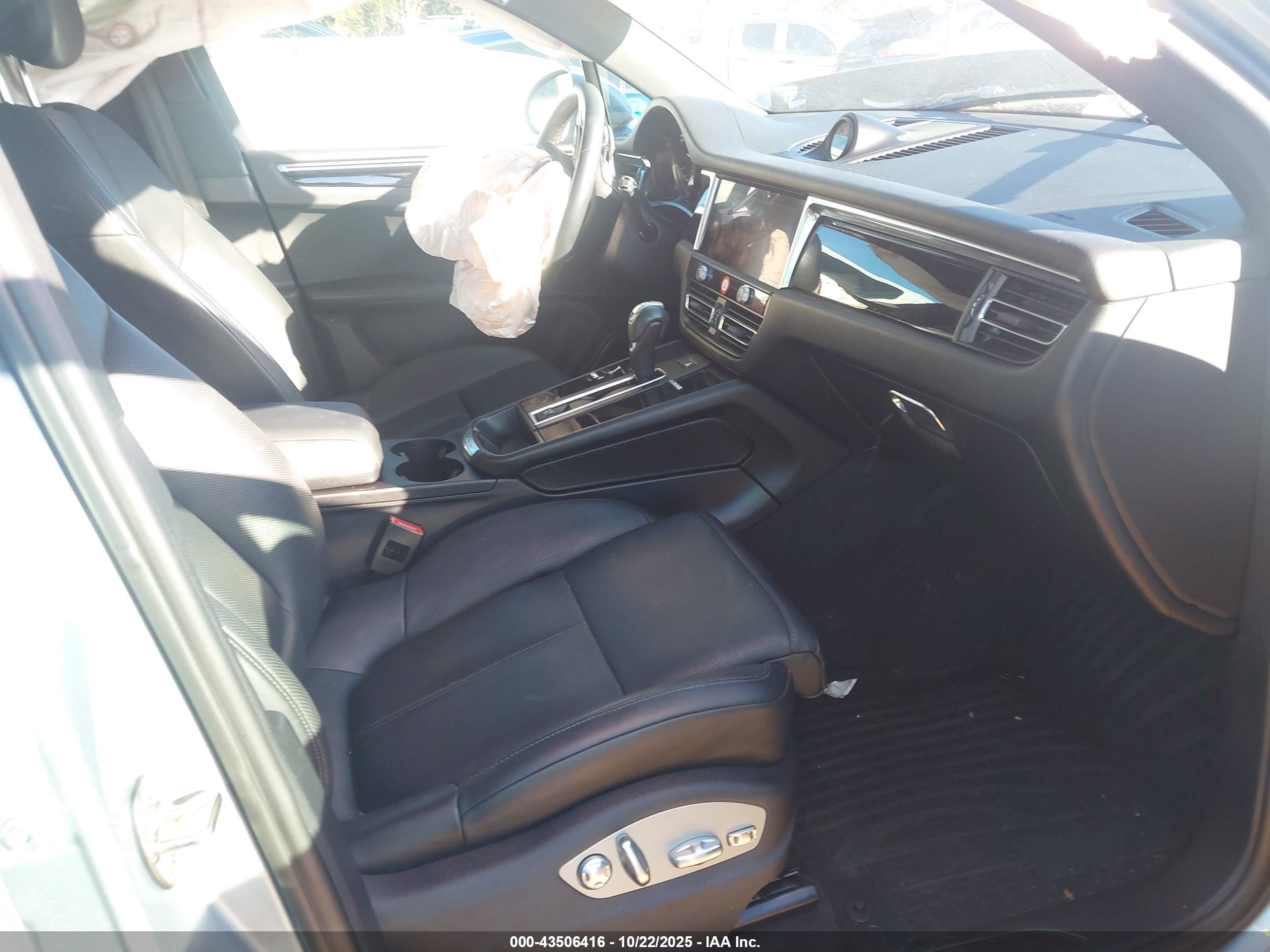 PORSCHE MACAN image 5