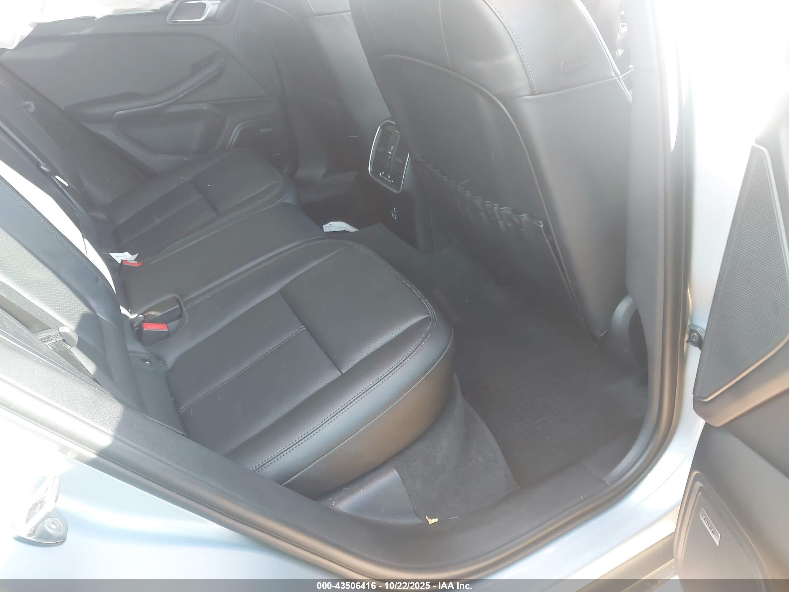 PORSCHE MACAN image 8