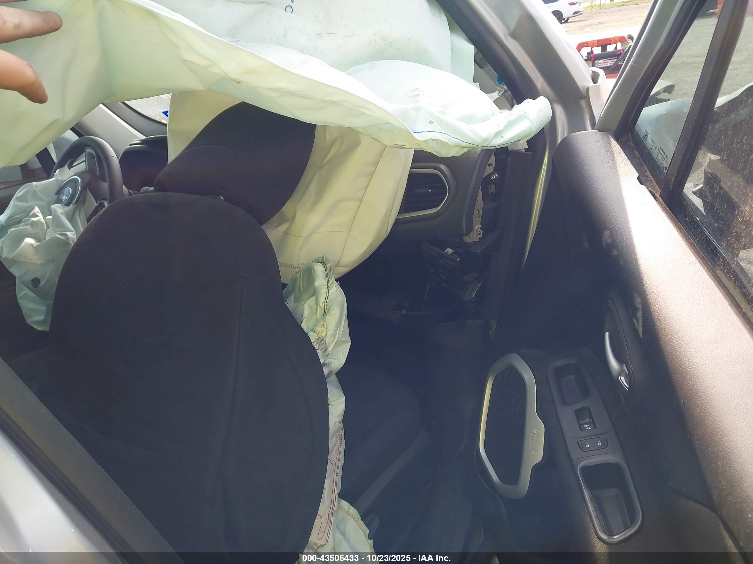 JEEP RENEGADE image 5