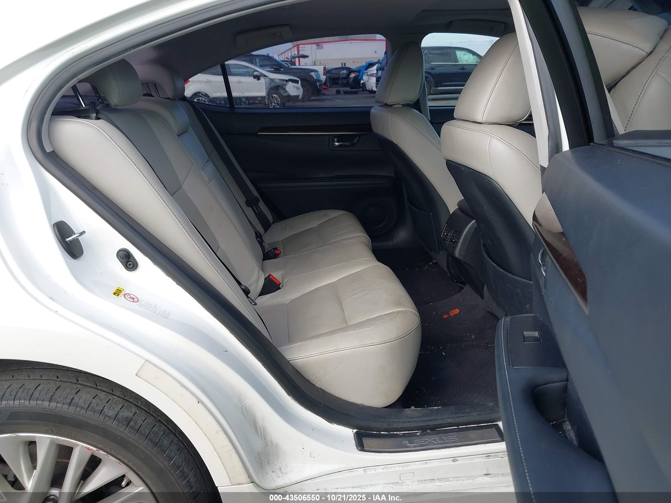 LEXUS ES image 8