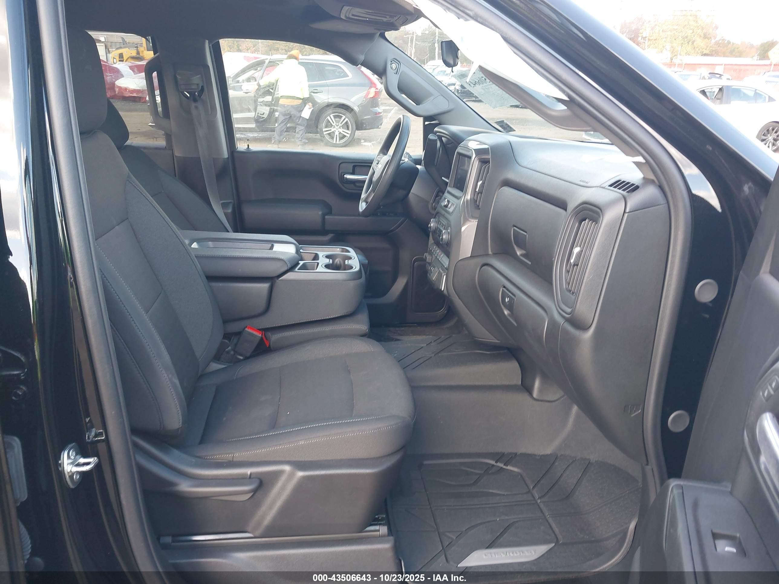 CHEVROLET SILVERADO image 5