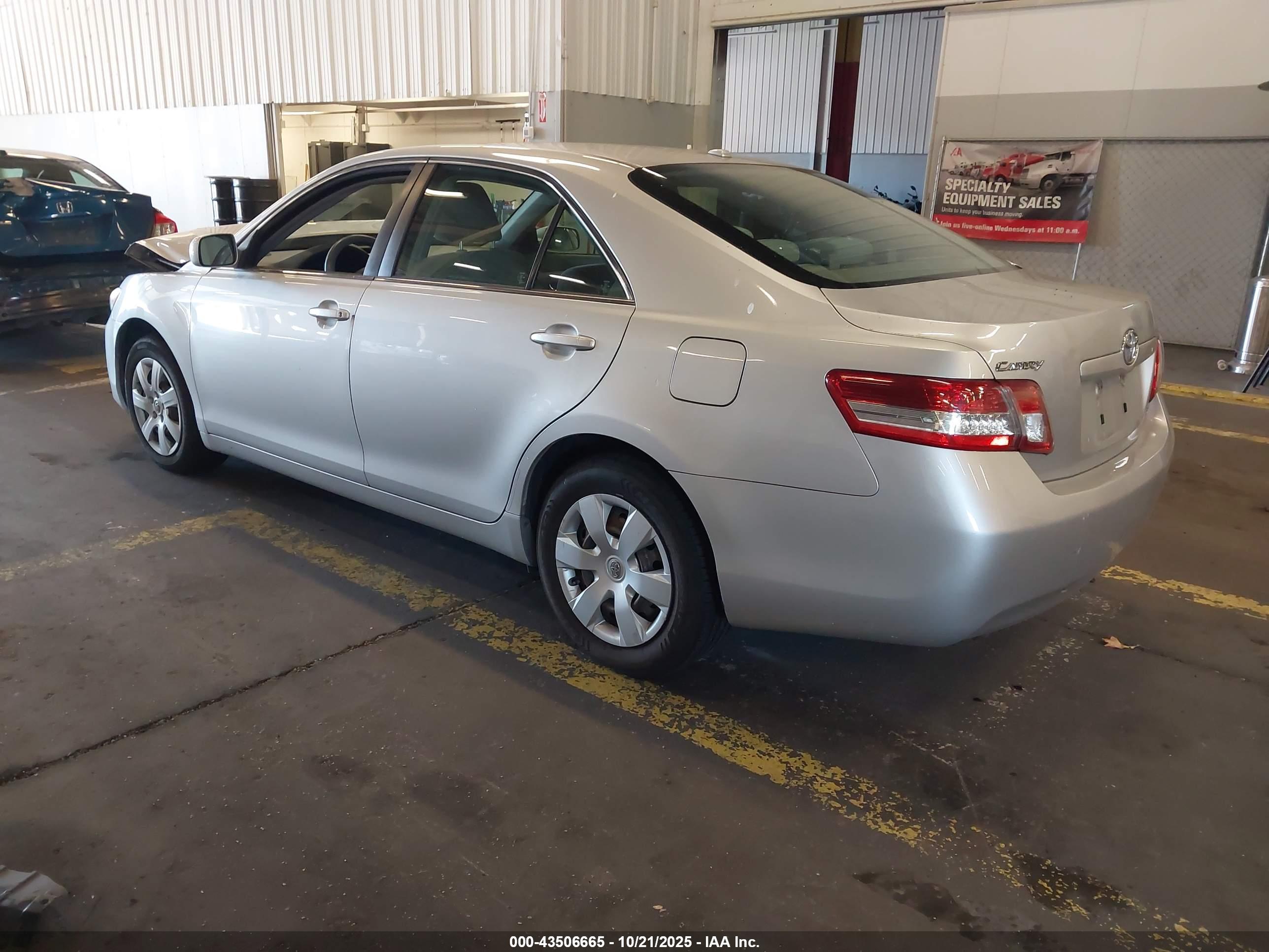 TOYOTA CAMRY image 3