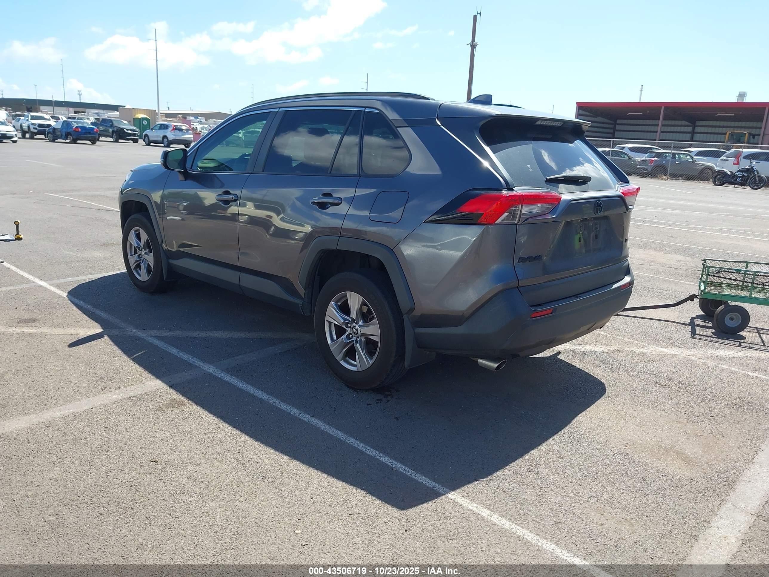 TOYOTA RAV4 image 3
