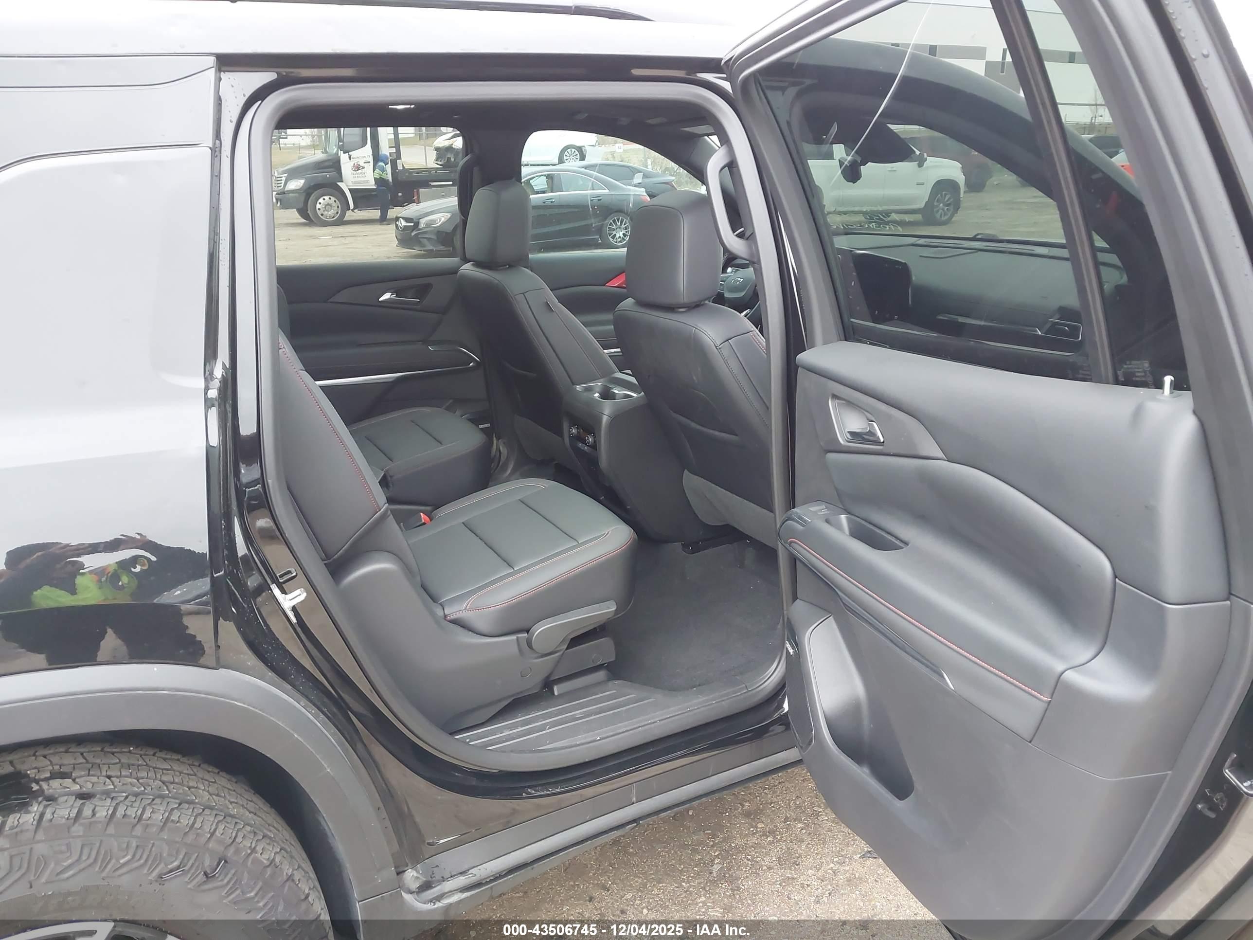 CHEVROLET TRAVERSE image 8