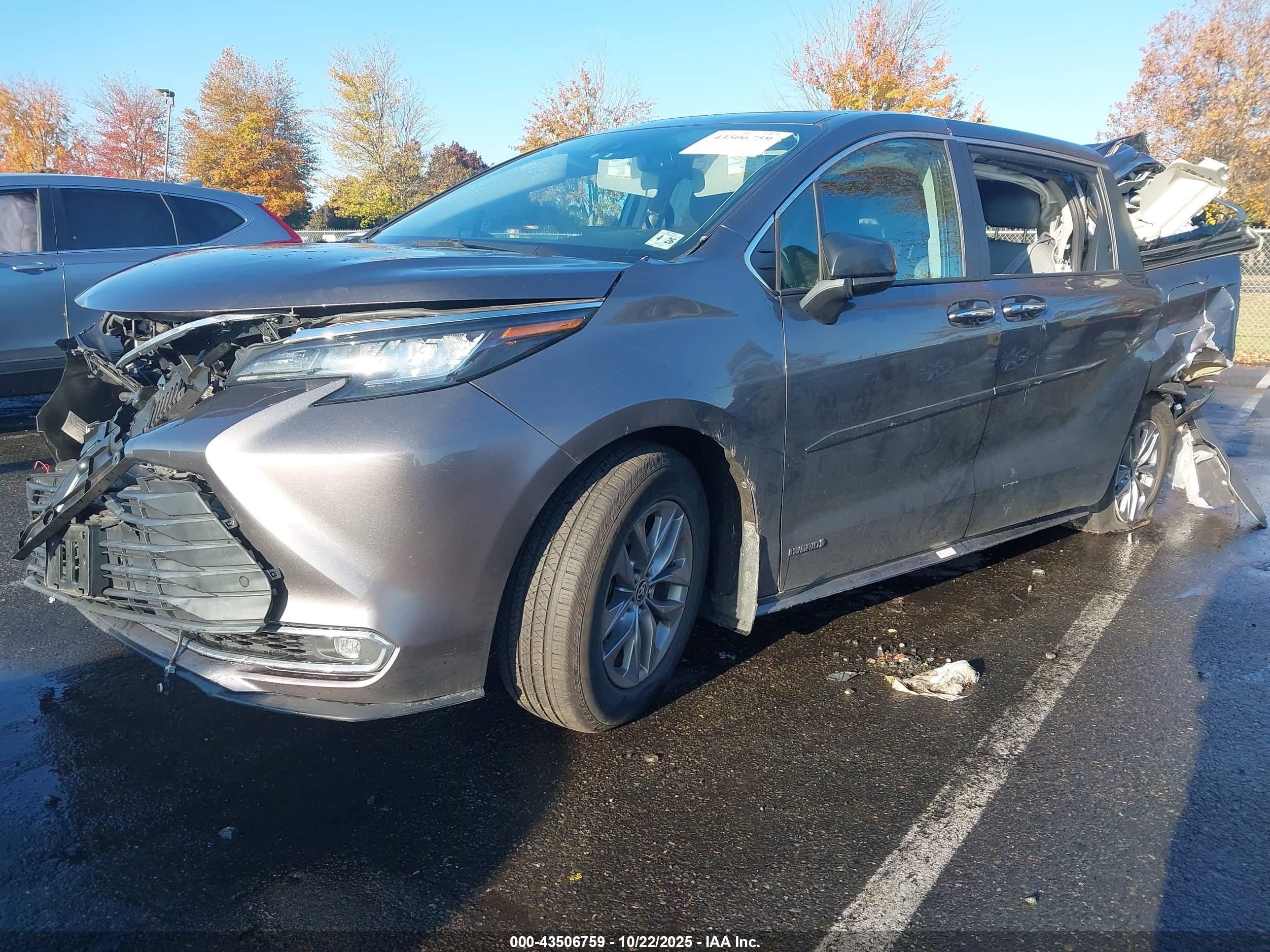 TOYOTA SIENNA image 2