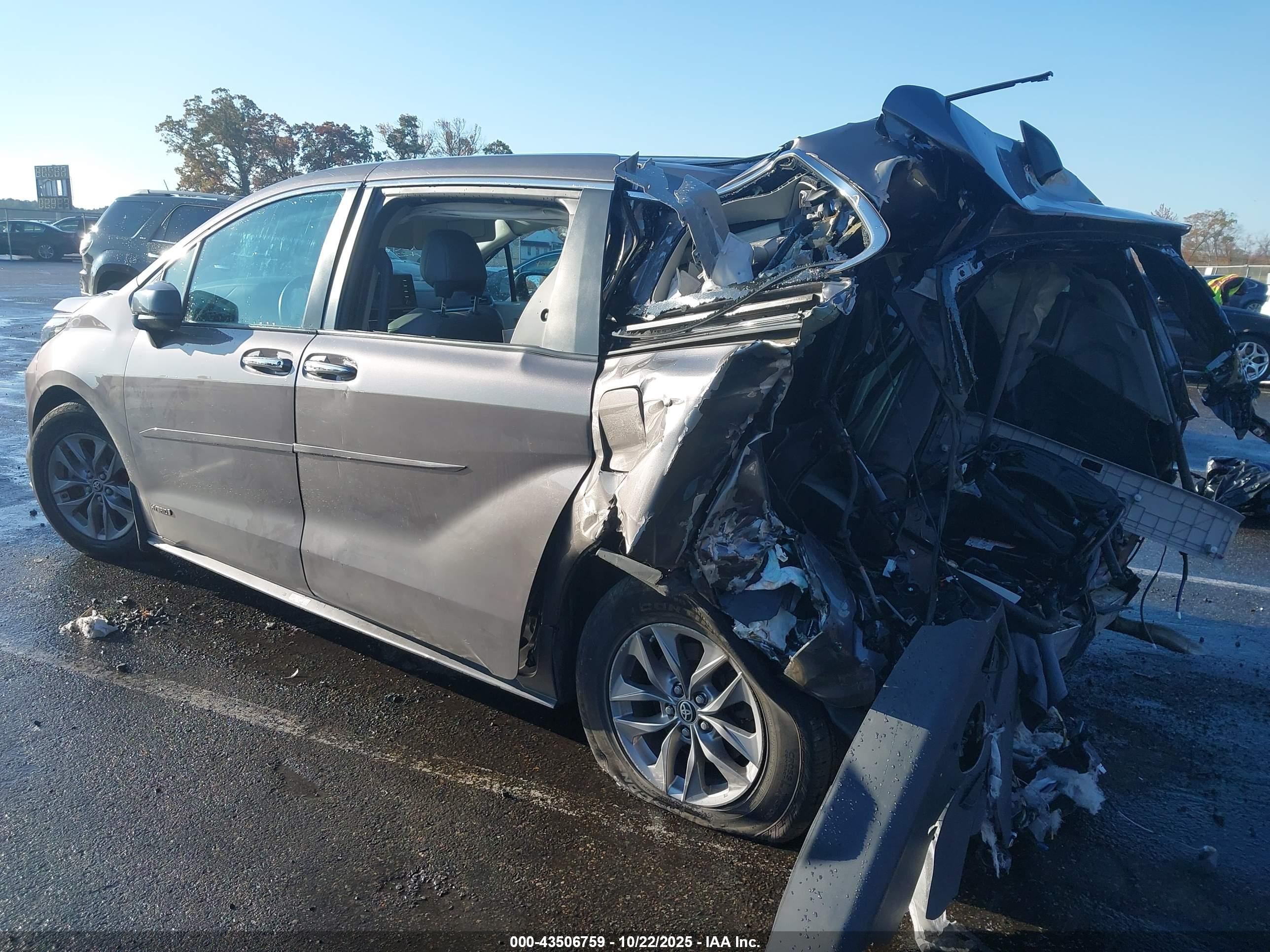 TOYOTA SIENNA image 3