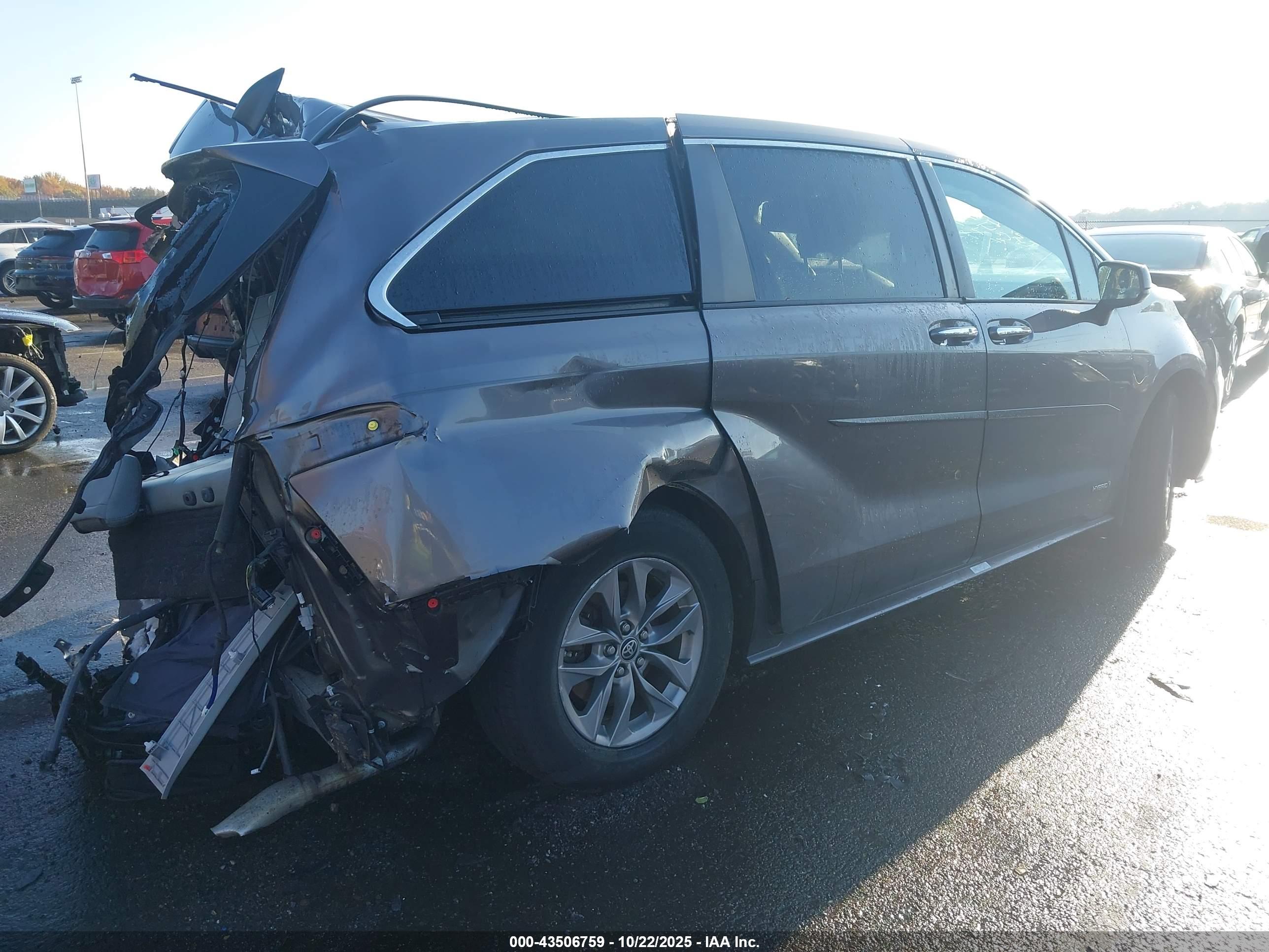 TOYOTA SIENNA image 4
