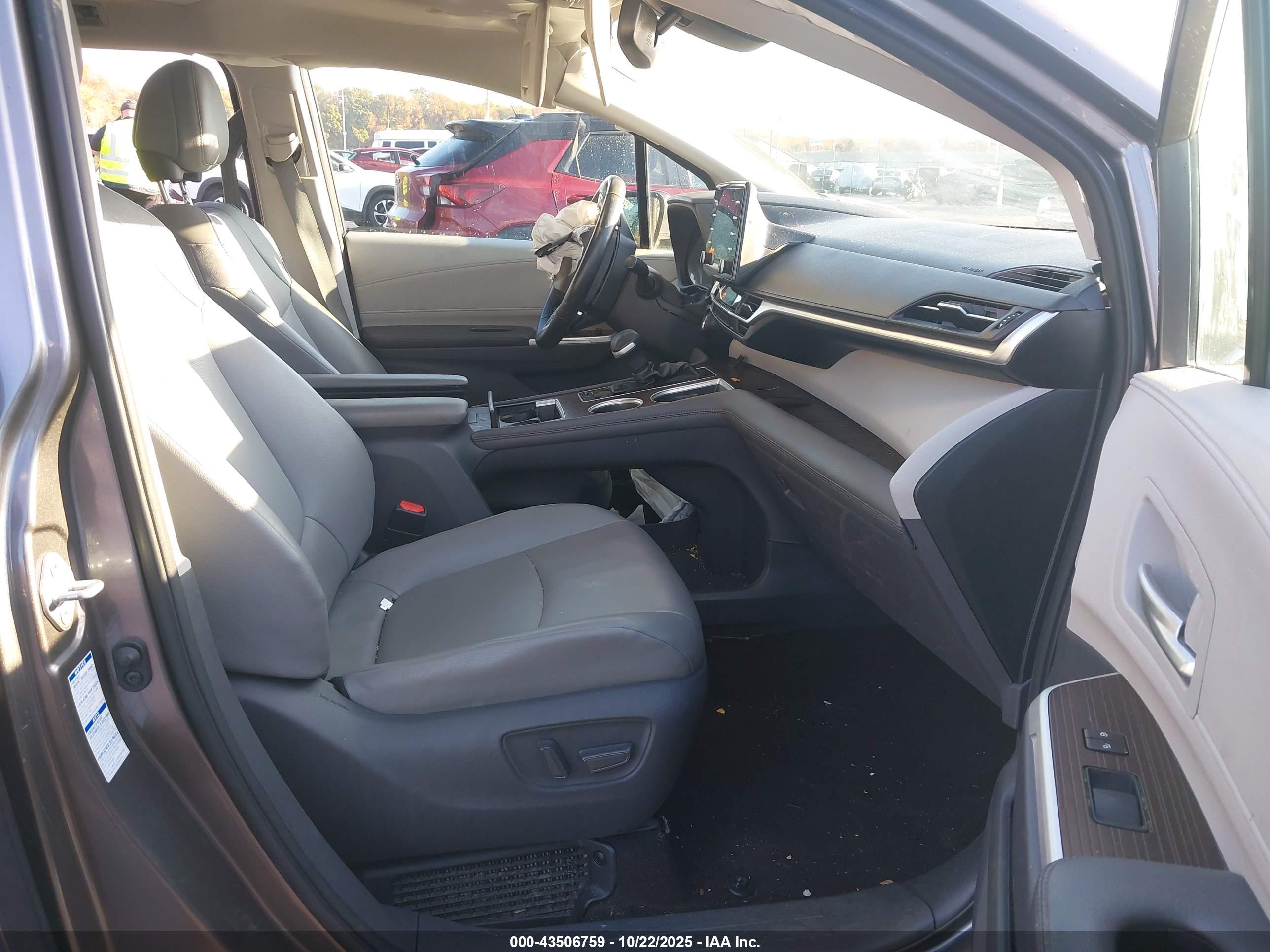 TOYOTA SIENNA image 5