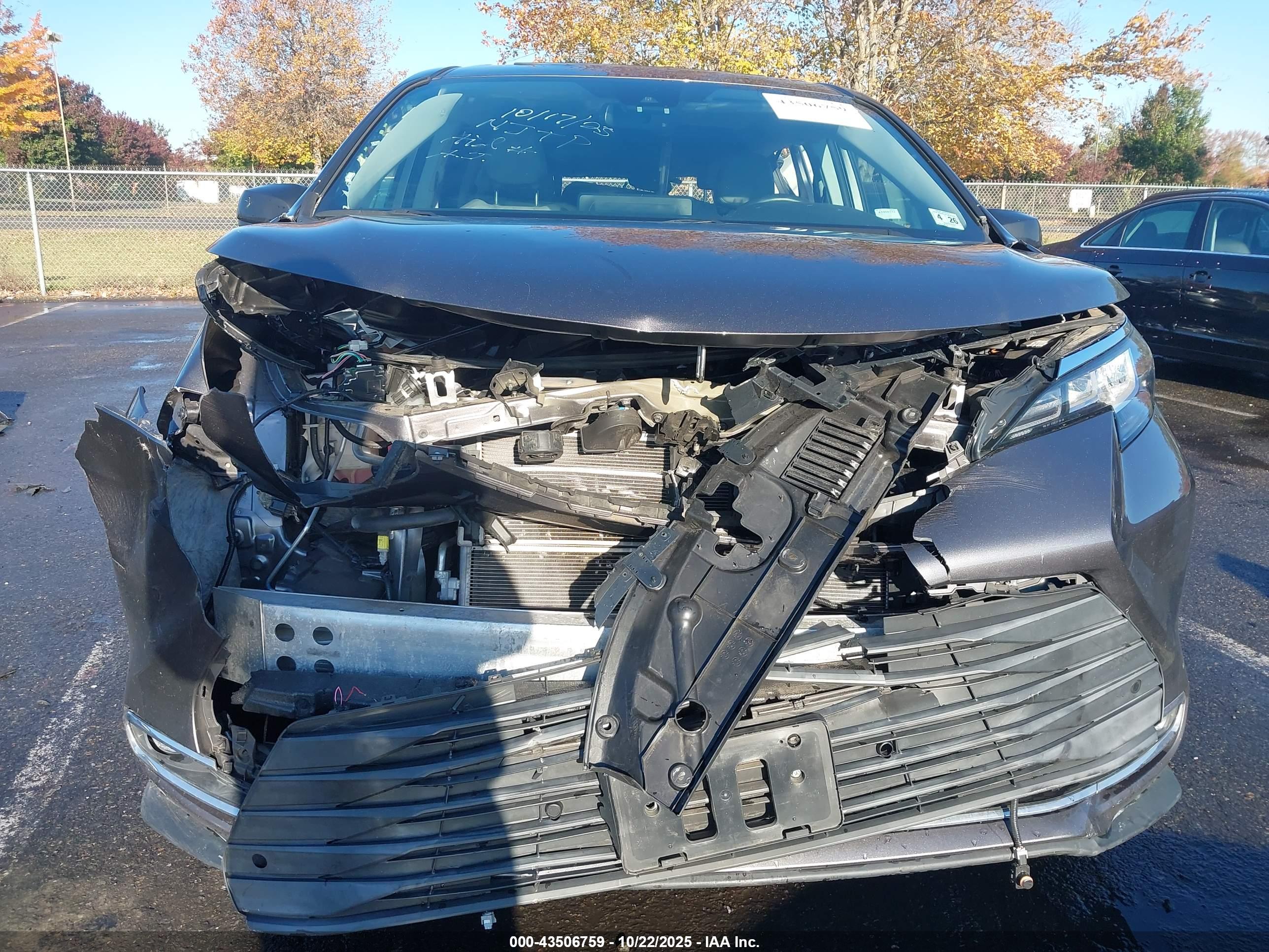 TOYOTA SIENNA image 6