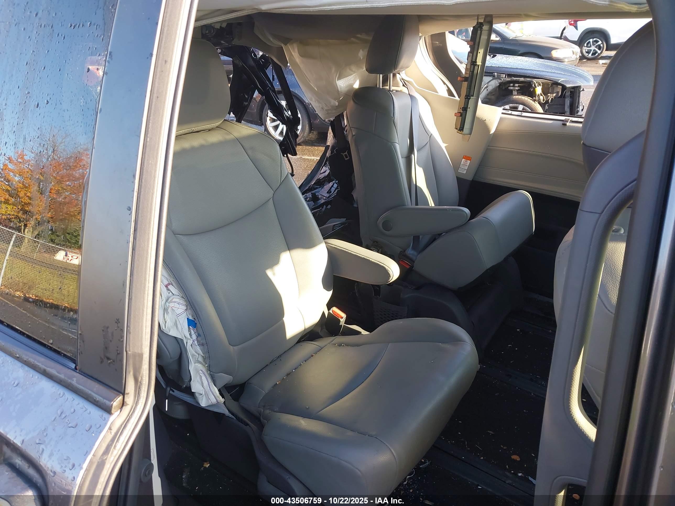 TOYOTA SIENNA image 8