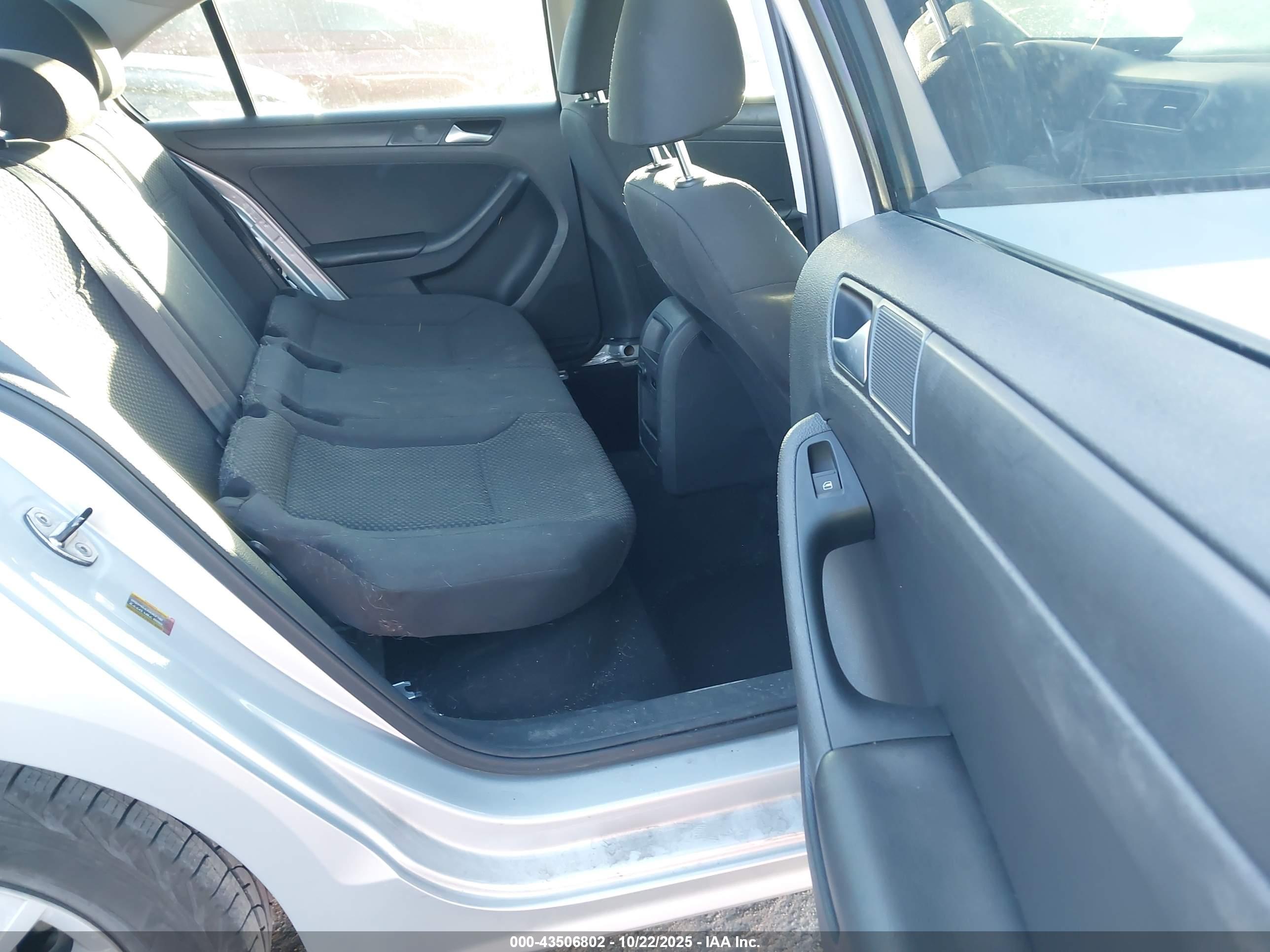 VOLKSWAGEN JETTA image 8
