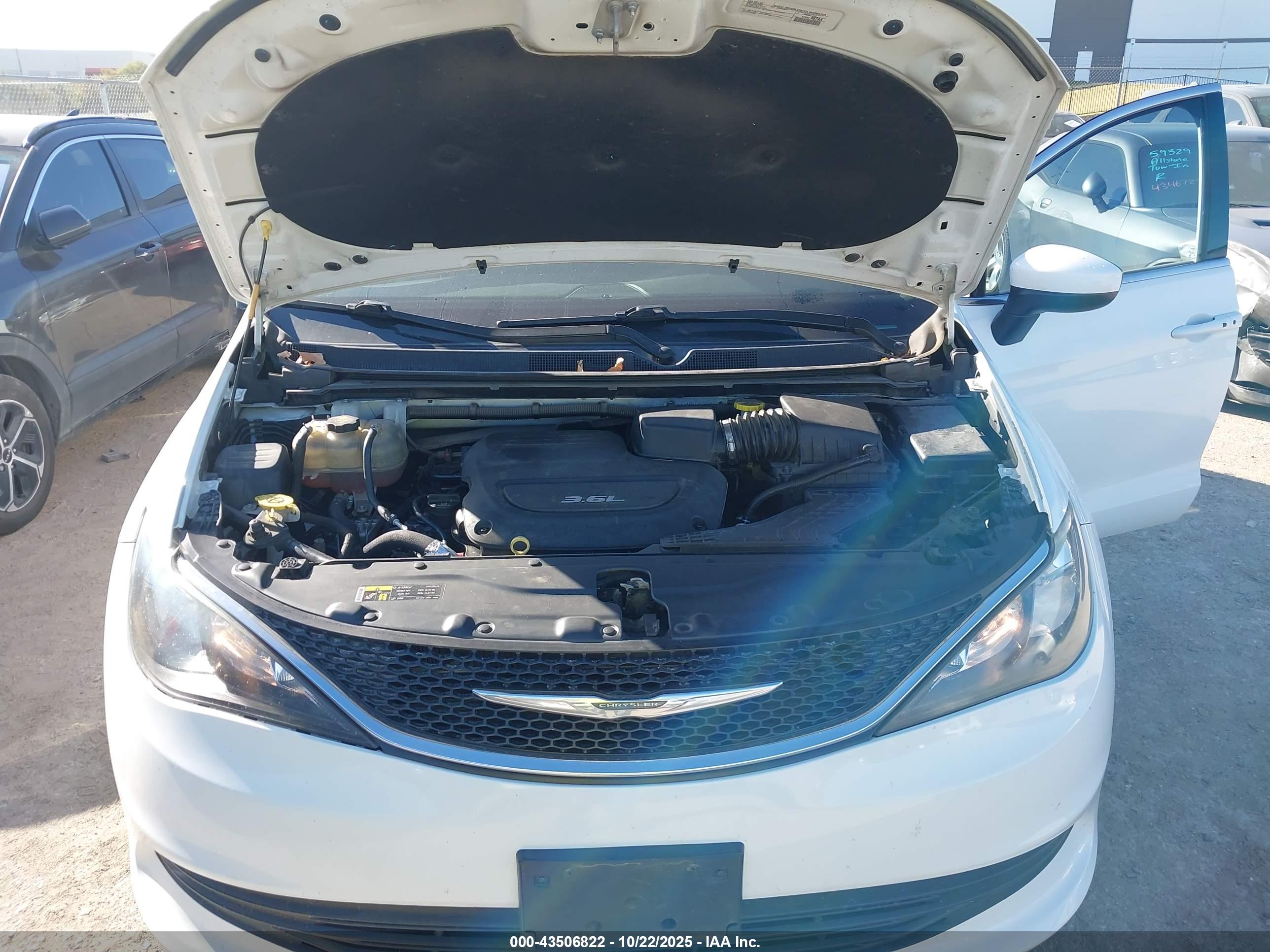 CHRYSLER PACIFICA image 10