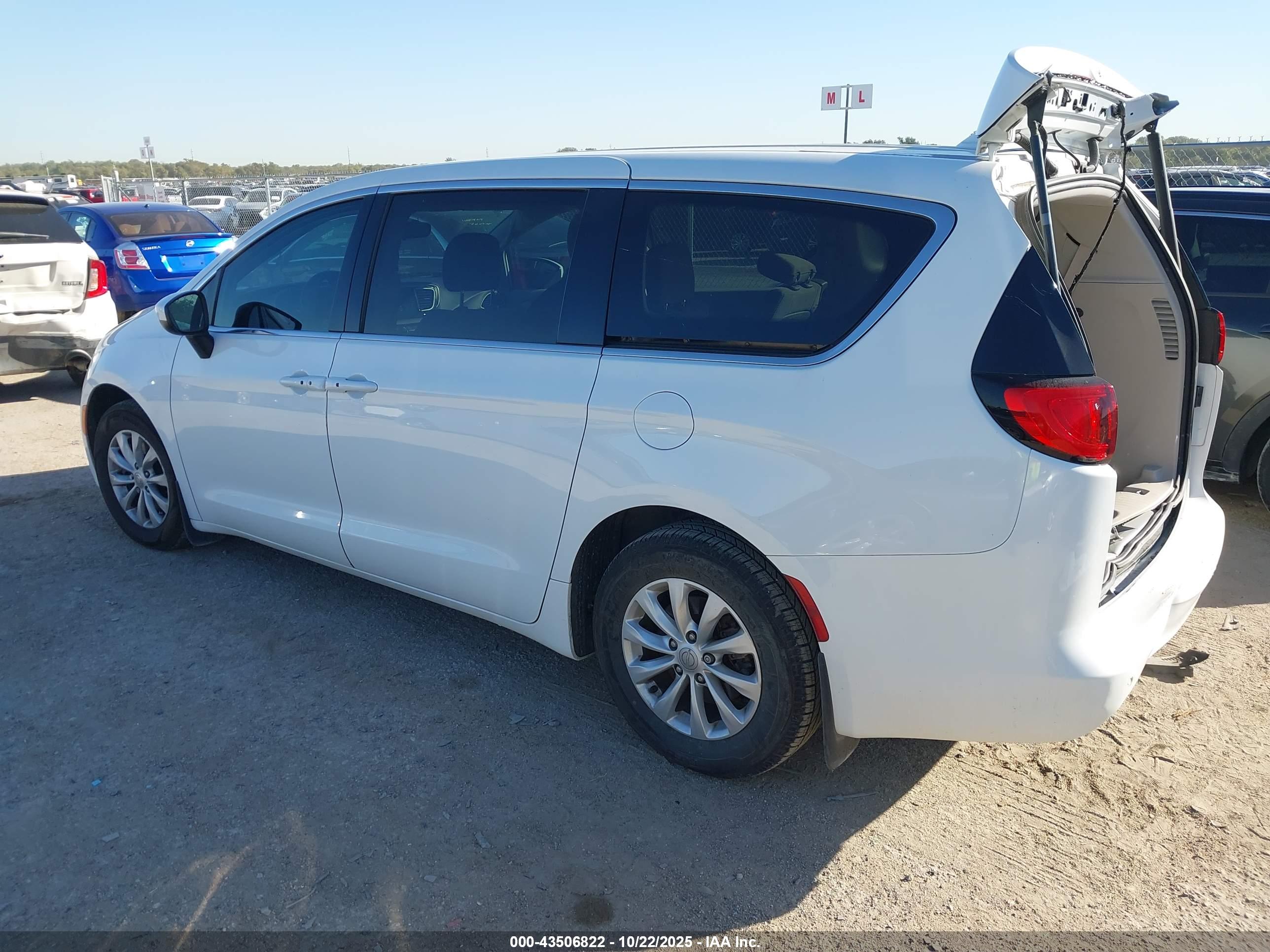 CHRYSLER PACIFICA image 3