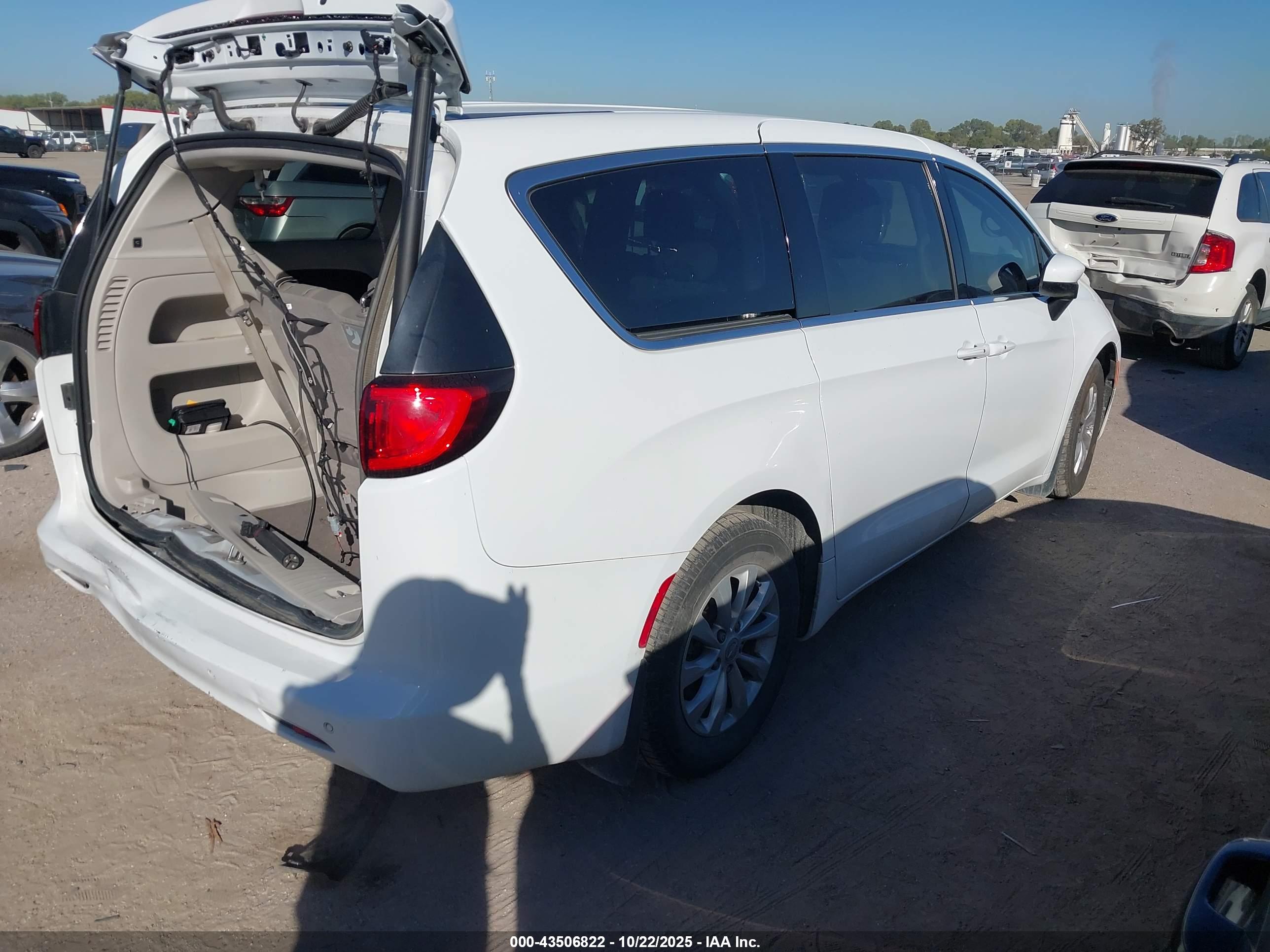 CHRYSLER PACIFICA image 4
