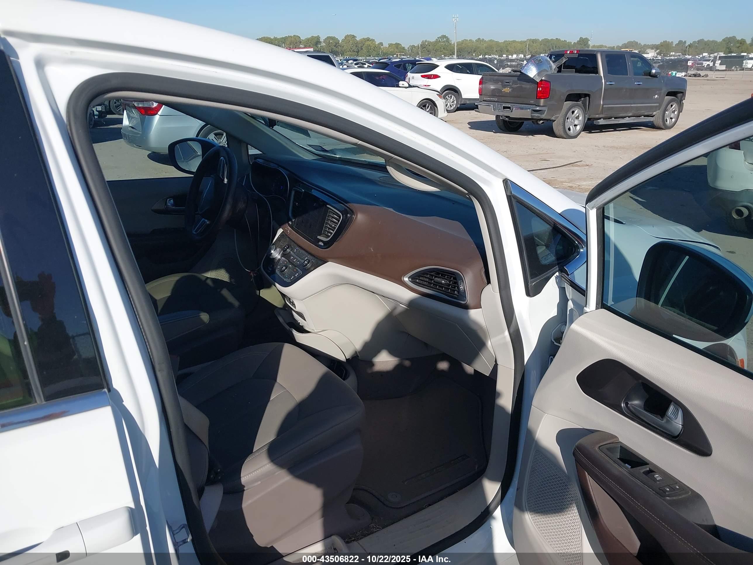 CHRYSLER PACIFICA image 5