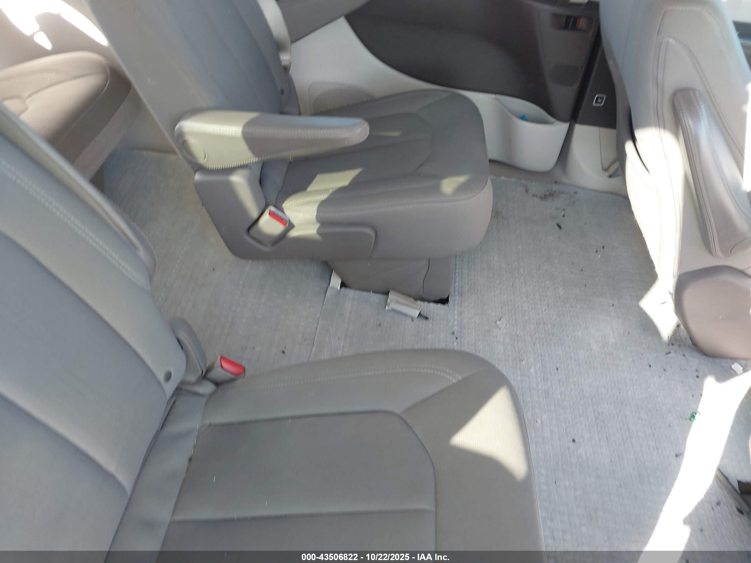 CHRYSLER PACIFICA image 8