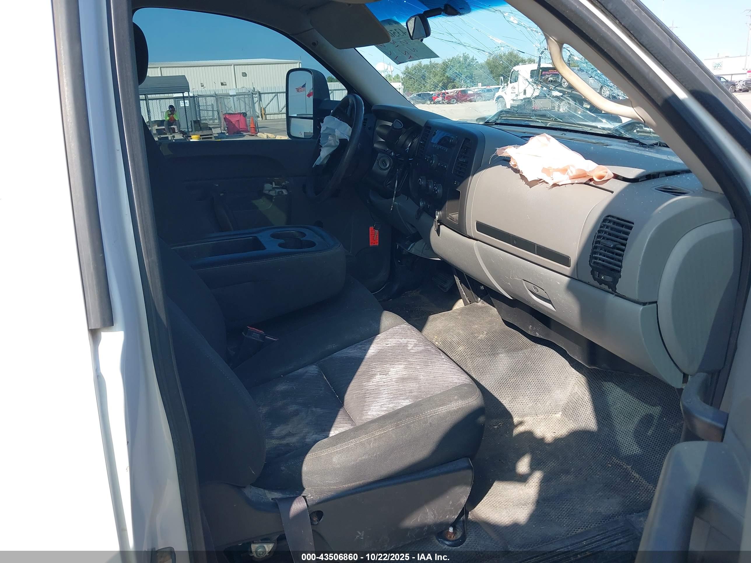 CHEVROLET SILVERADO image 5